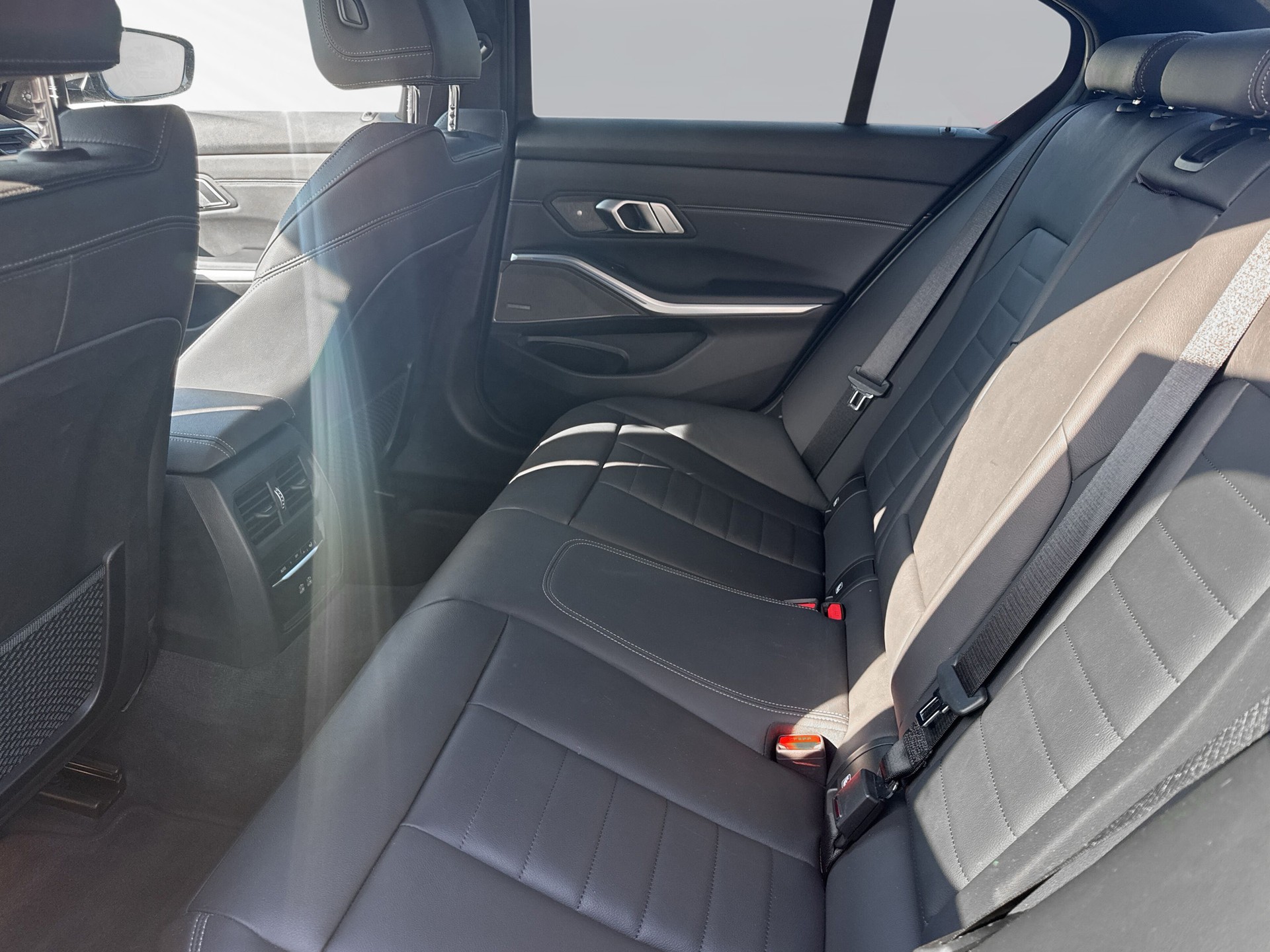 BMW 330e xDrive Pure M Sport Steptronic-image-7