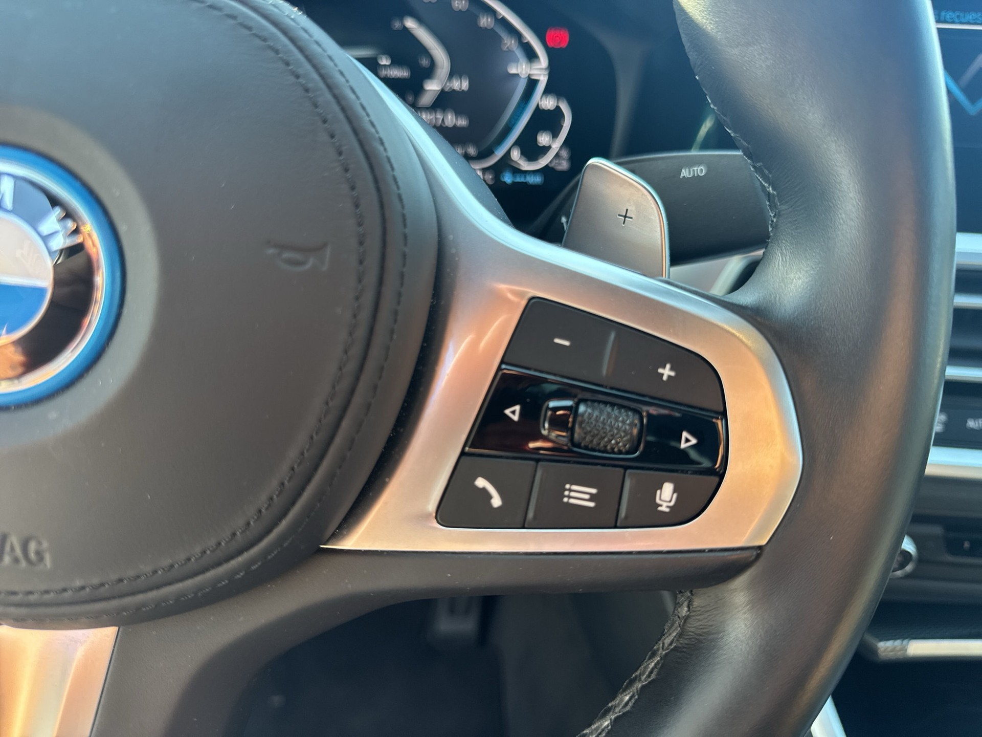 BMW 330e xDrive Pure M Sport Steptronic-image-16