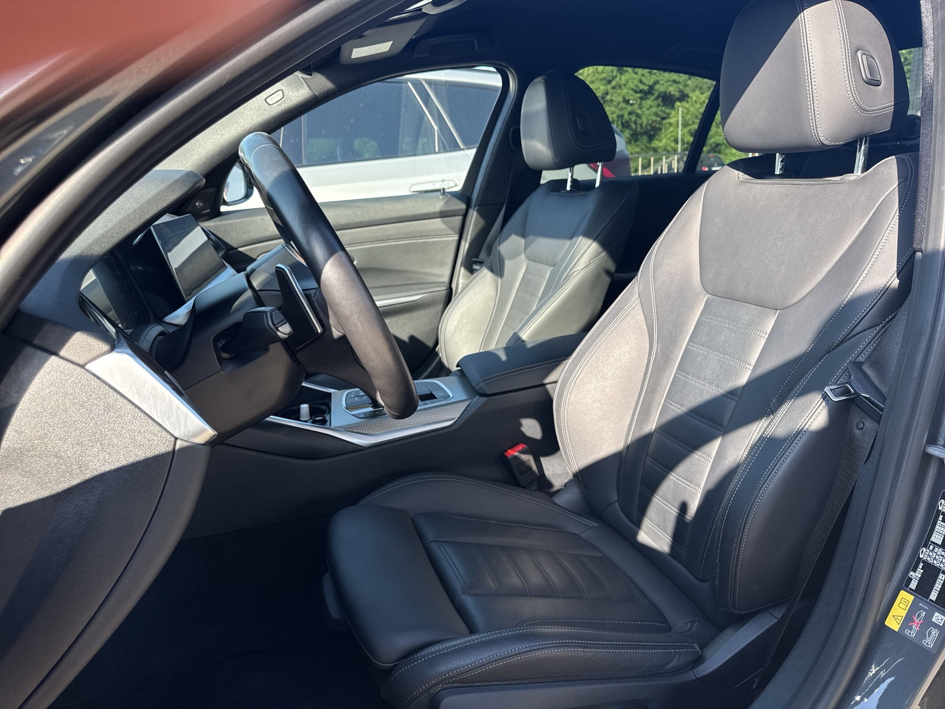 BMW 330e xDrive Pure M Sport Steptronic-image-10