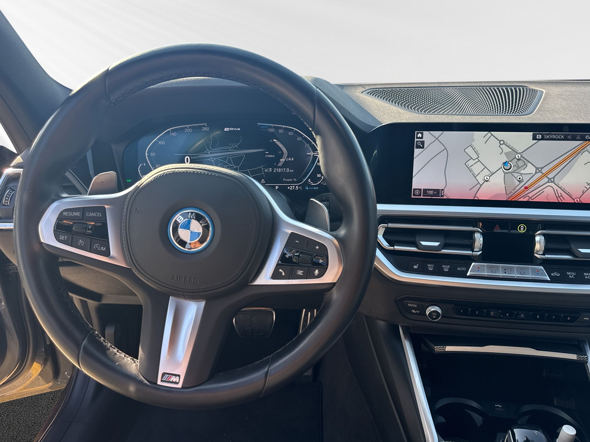 BMW 330e xDrive Pure M Sport Steptronic-image-5