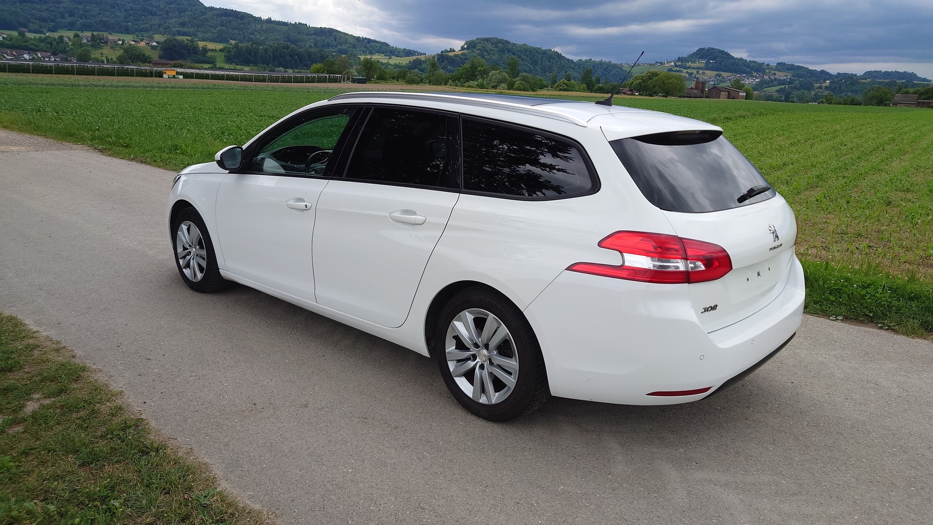 PEUGEOT 308 SW 1.5 BlueHDI Business Line EAT8-showroom-element-2