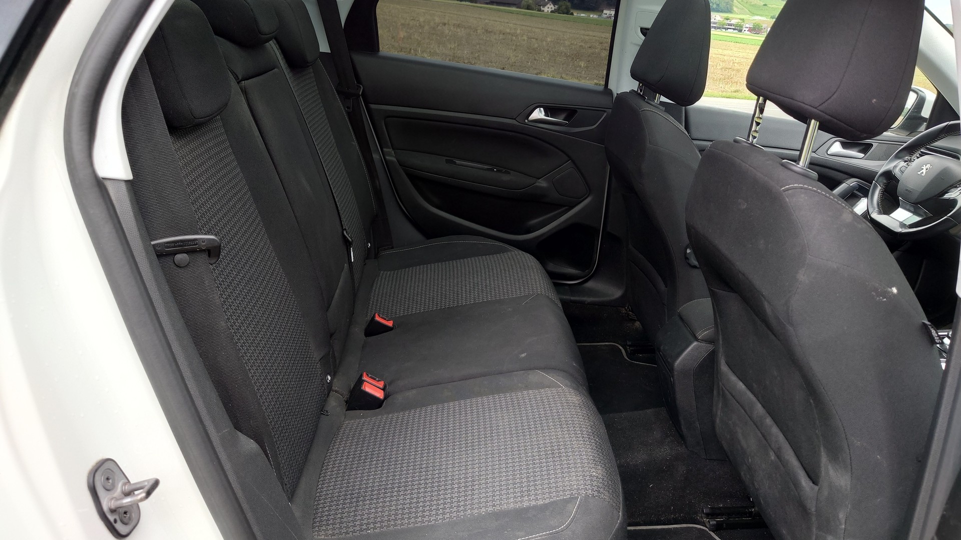 PEUGEOT 308 SW 1.5 BlueHDI Business Line EAT8-image-12