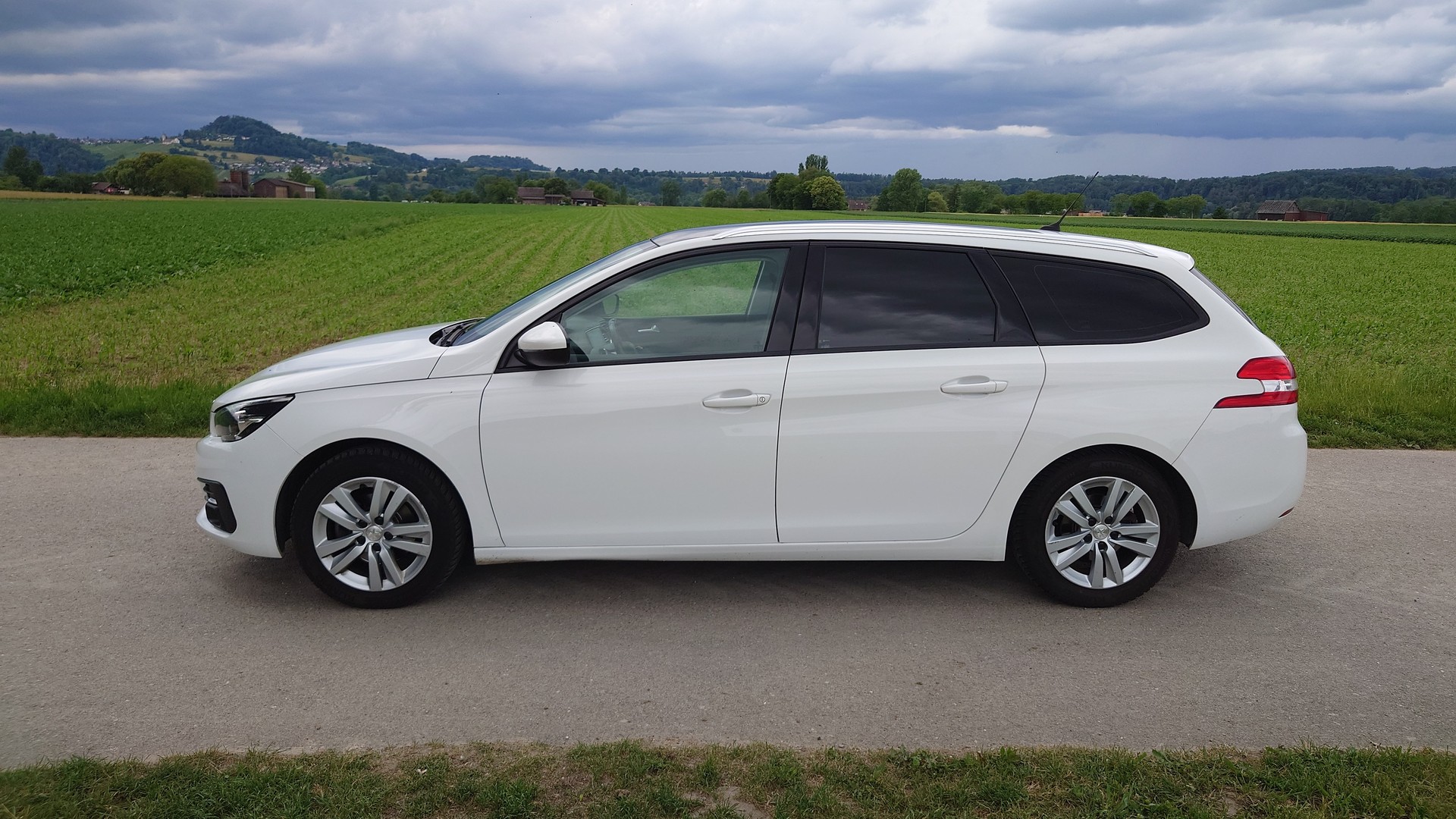 PEUGEOT 308 SW 1.5 BlueHDI Business Line EAT8-showroom-element-1