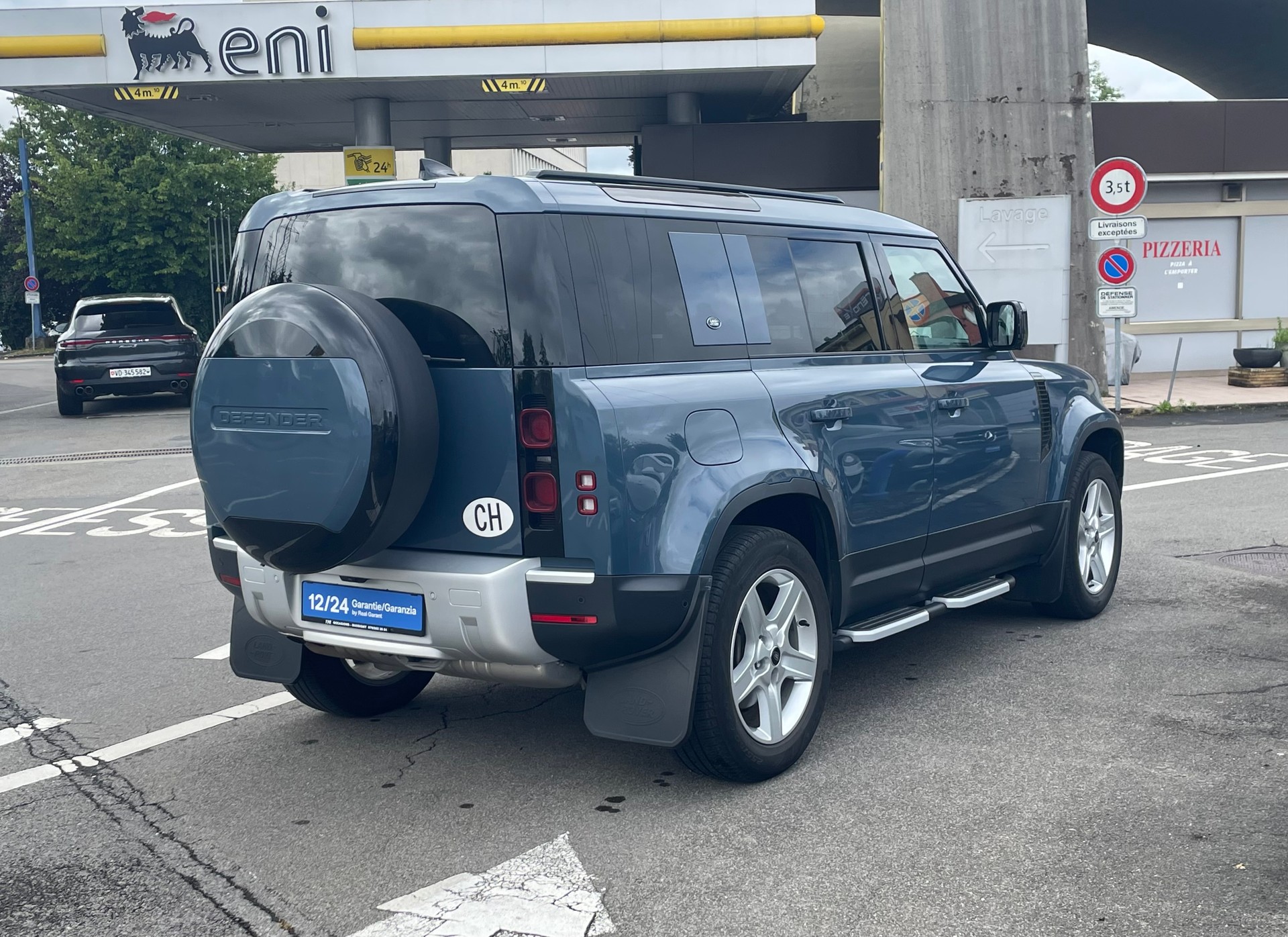LAND ROVER Defender 110 3.0 D I6 300 X-Dynamic SE AWD AT8-showroom-element-3