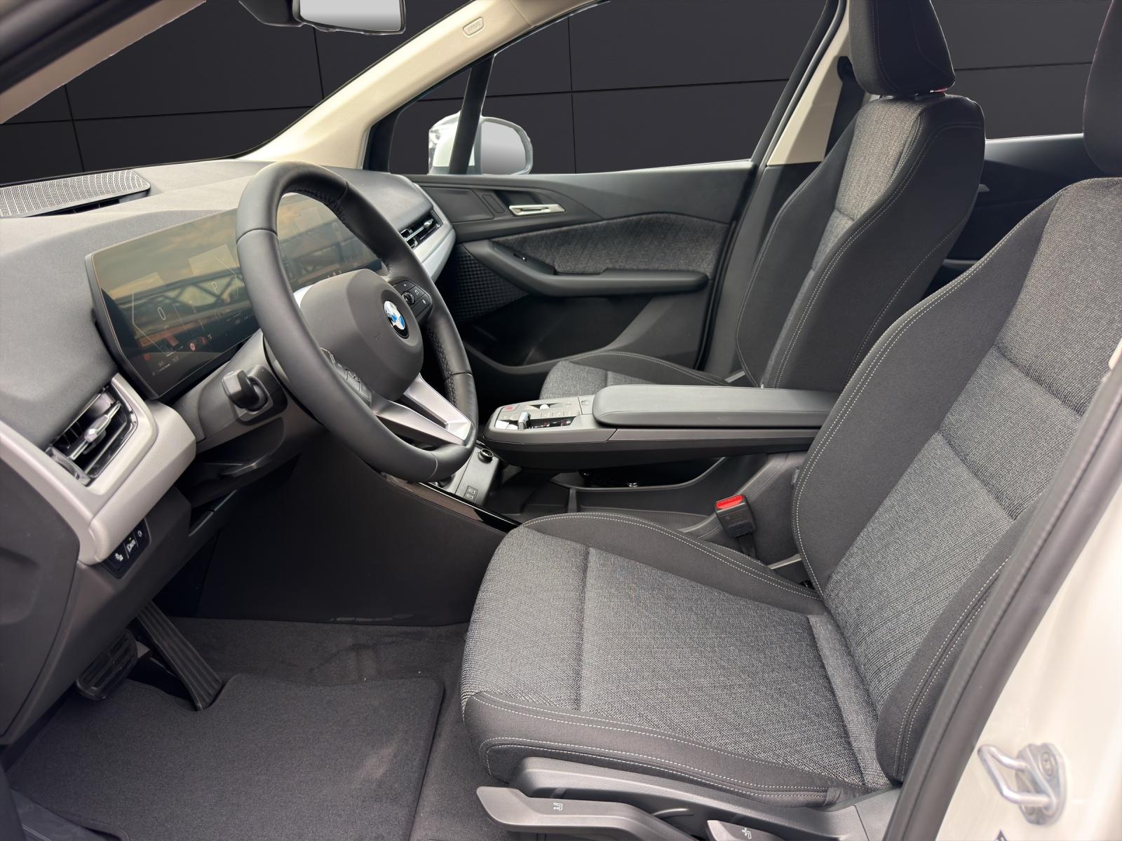 BMW 218d Active Tourer-showroom-element-1