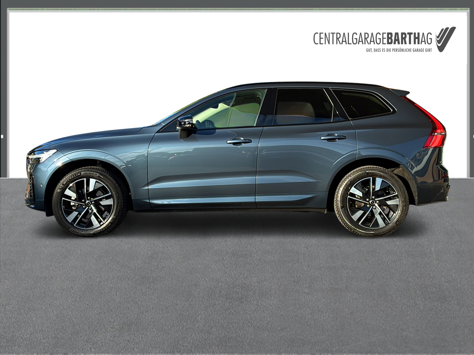 VOLVO XC60 2.0 B5 MH Plus Dark AWD-showroom-element-3