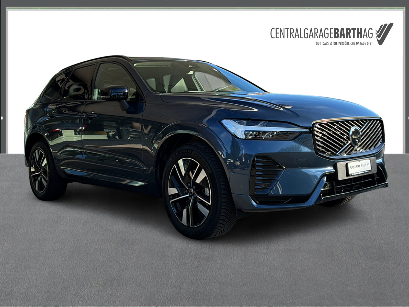 VOLVO XC60 2.0 B5 MH Plus Dark AWD-showroom-element-2