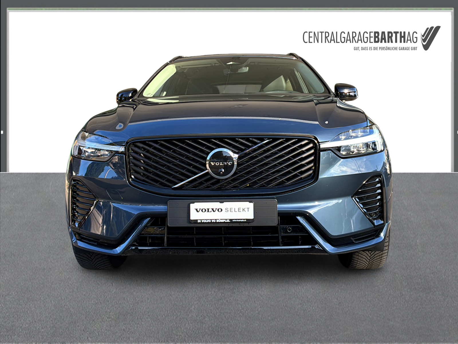 VOLVO XC60 2.0 B5 MH Plus Dark AWD-showroom-element-1
