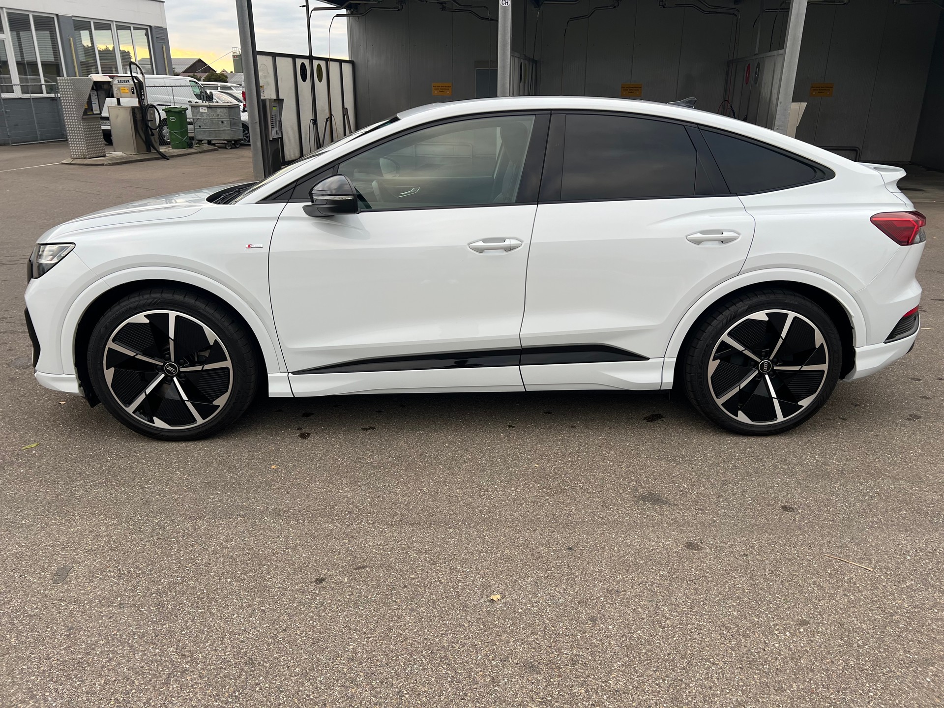 AUDI Q4 e-tron Sportback 50 quattro * Anhängerkupplung * Frisch ab MFK * S-Line-image-4