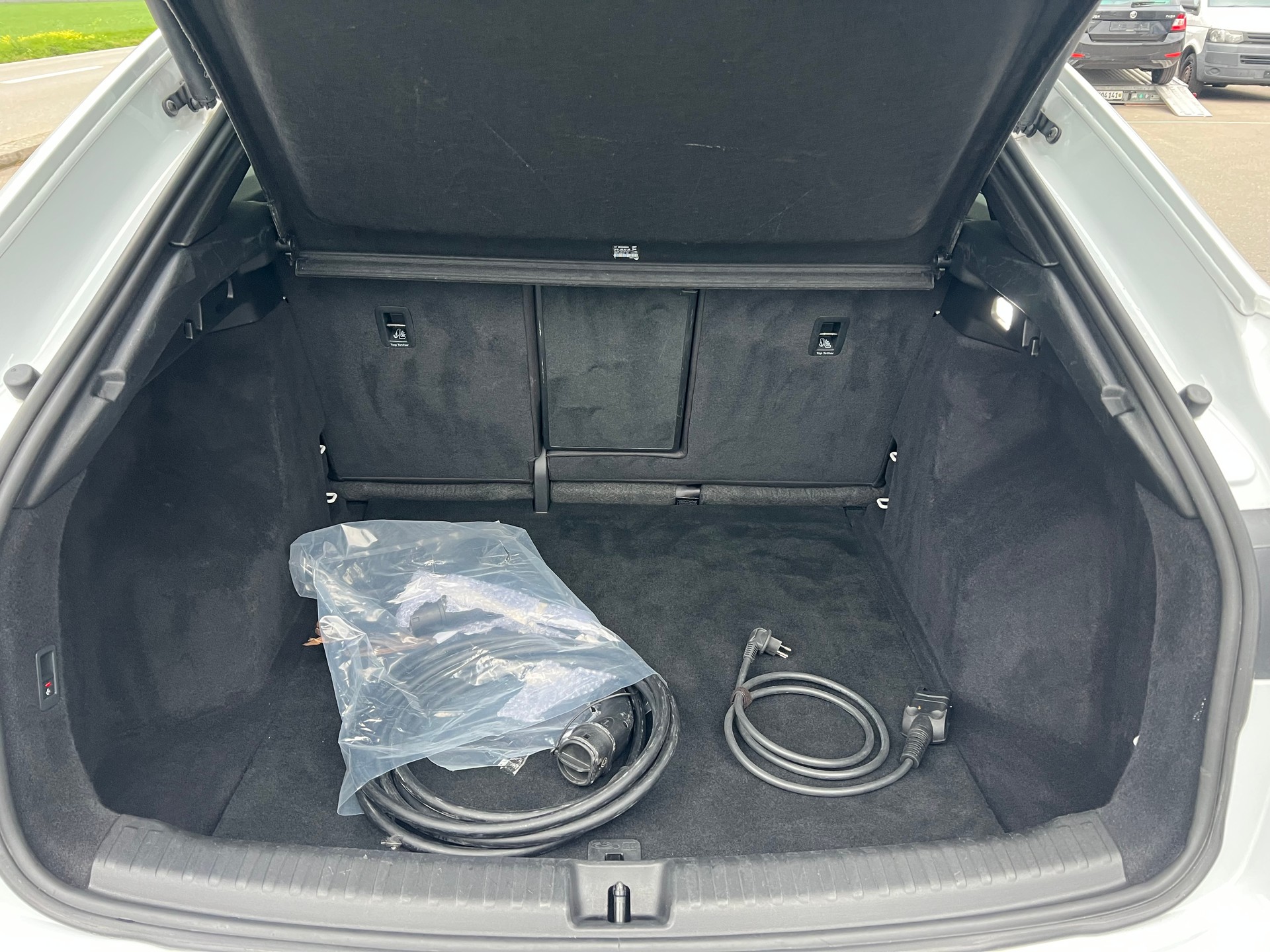 AUDI Q4 e-tron Sportback 50 quattro * Anhängerkupplung * Frisch ab MFK * S-Line-image-10