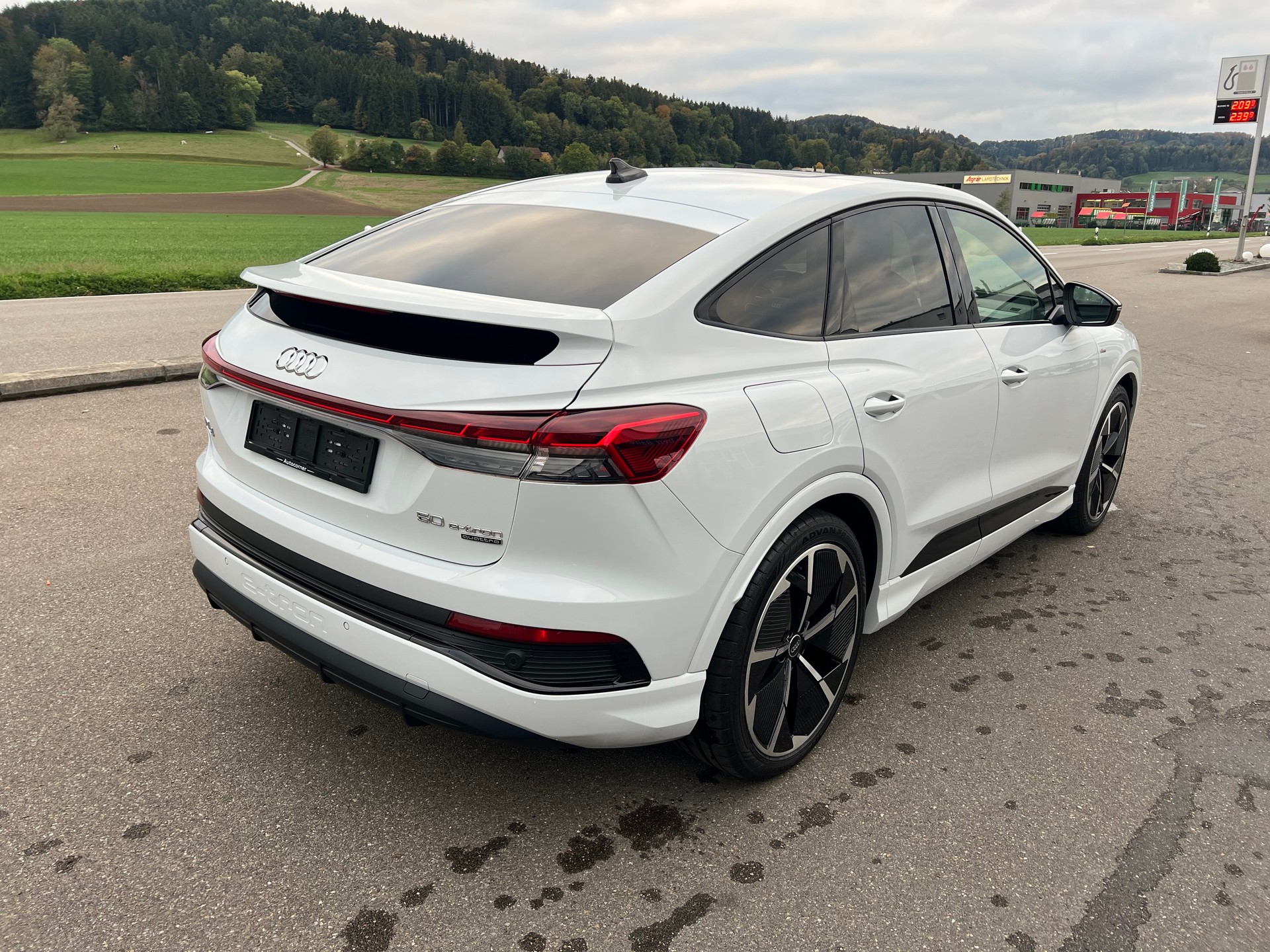 AUDI Q4 e-tron Sportback 50 quattro * Anhängerkupplung * Frisch ab MFK * S-Line-image-2