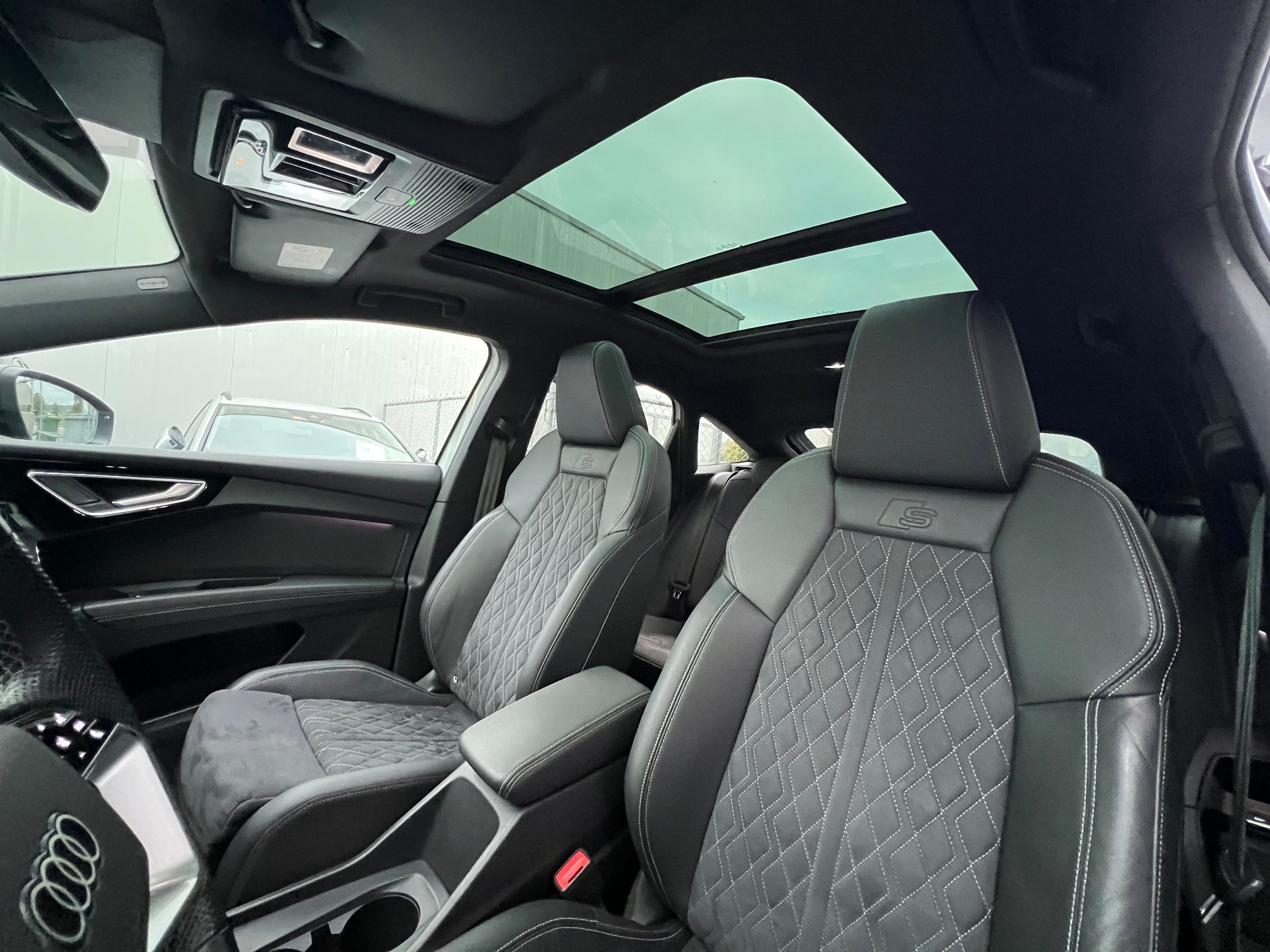 AUDI Q4 e-tron Sportback 50 quattro * Anhängerkupplung * Frisch ab MFK * S-Line-image-12