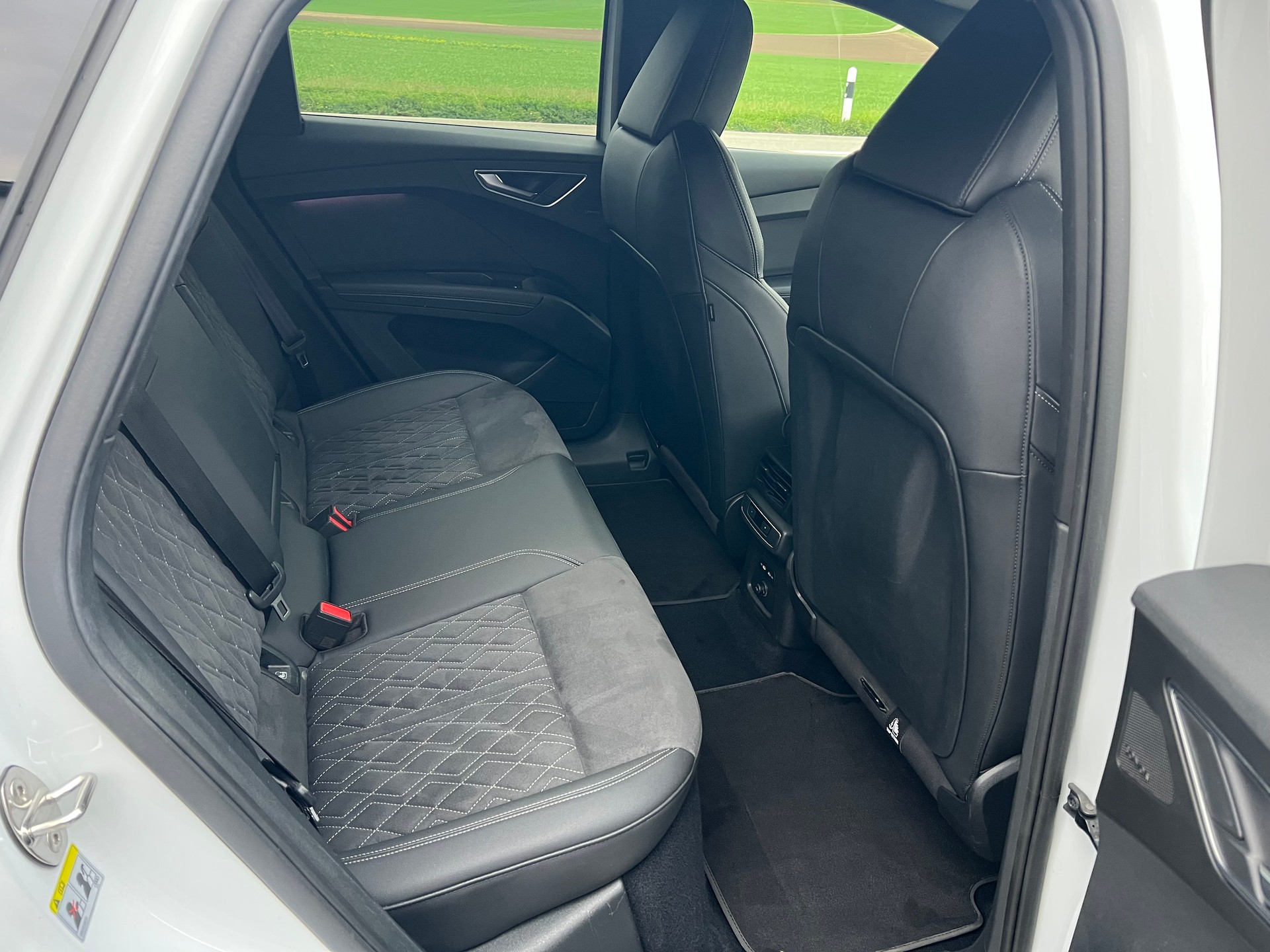 AUDI Q4 e-tron Sportback 50 quattro * Anhängerkupplung * Frisch ab MFK * S-Line-image-9