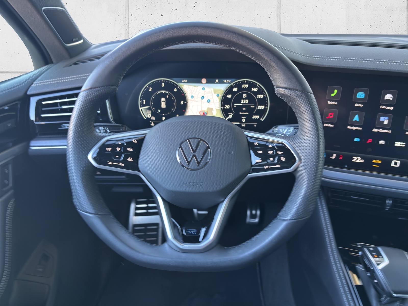 VW New Touareg 3.0 TDI R-Line Tiptronic mit AHK, Luftfahrwek, Allradlenkung & Winterräder-image-12