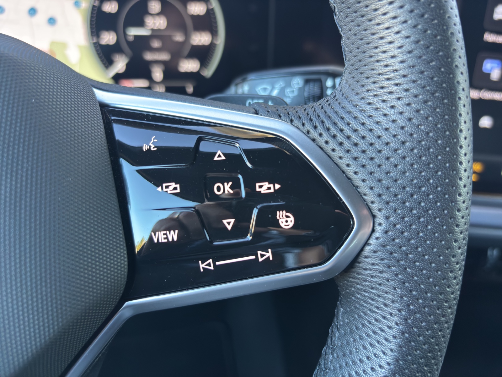 VW New Touareg 3.0 TDI R-Line Tiptronic mit AHK, Luftfahrwek, Allradlenkung & Winterräder-image-14