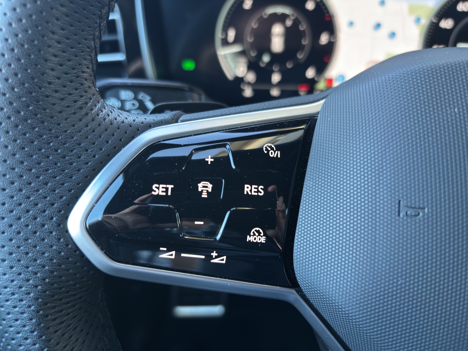 VW New Touareg 3.0 TDI R-Line Tiptronic mit AHK, Luftfahrwek, Allradlenkung & Winterräder-image-13
