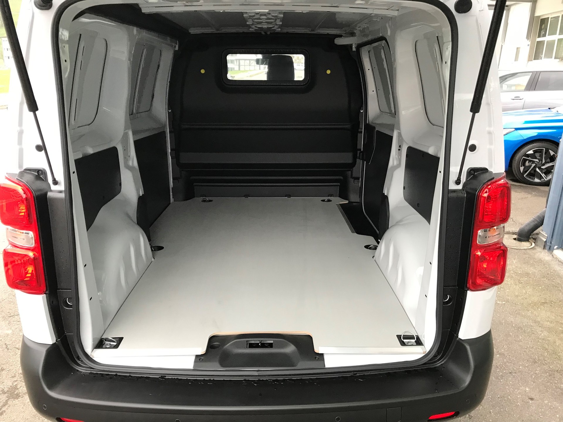 PEUGEOT Expert 75 KWh Premium Standard-image-4