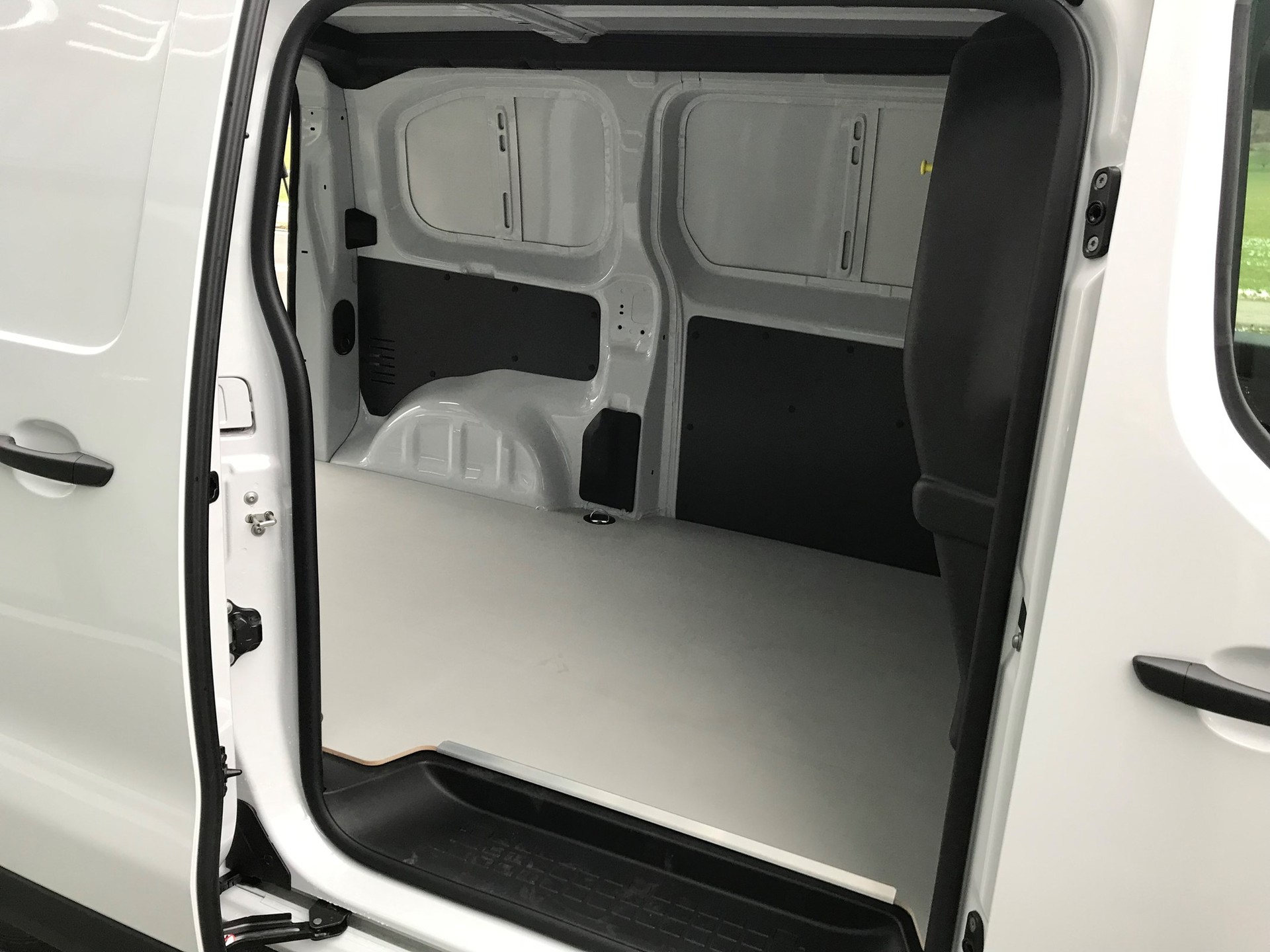 PEUGEOT Expert 75 KWh Premium Standard-image-6