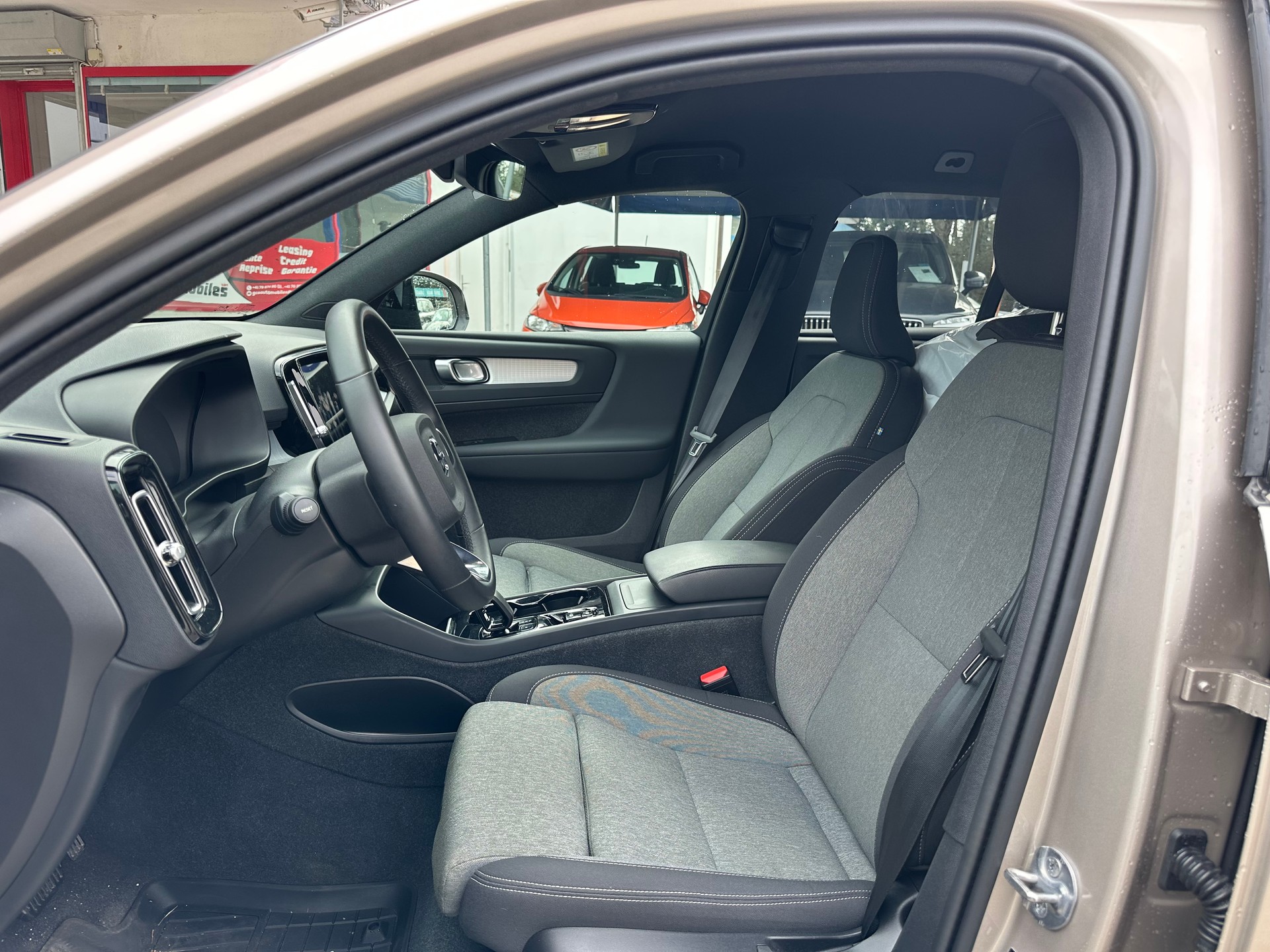 VOLVO XC40 B3 Benzin Mild Hybrid Plus Dark DCT-image-14