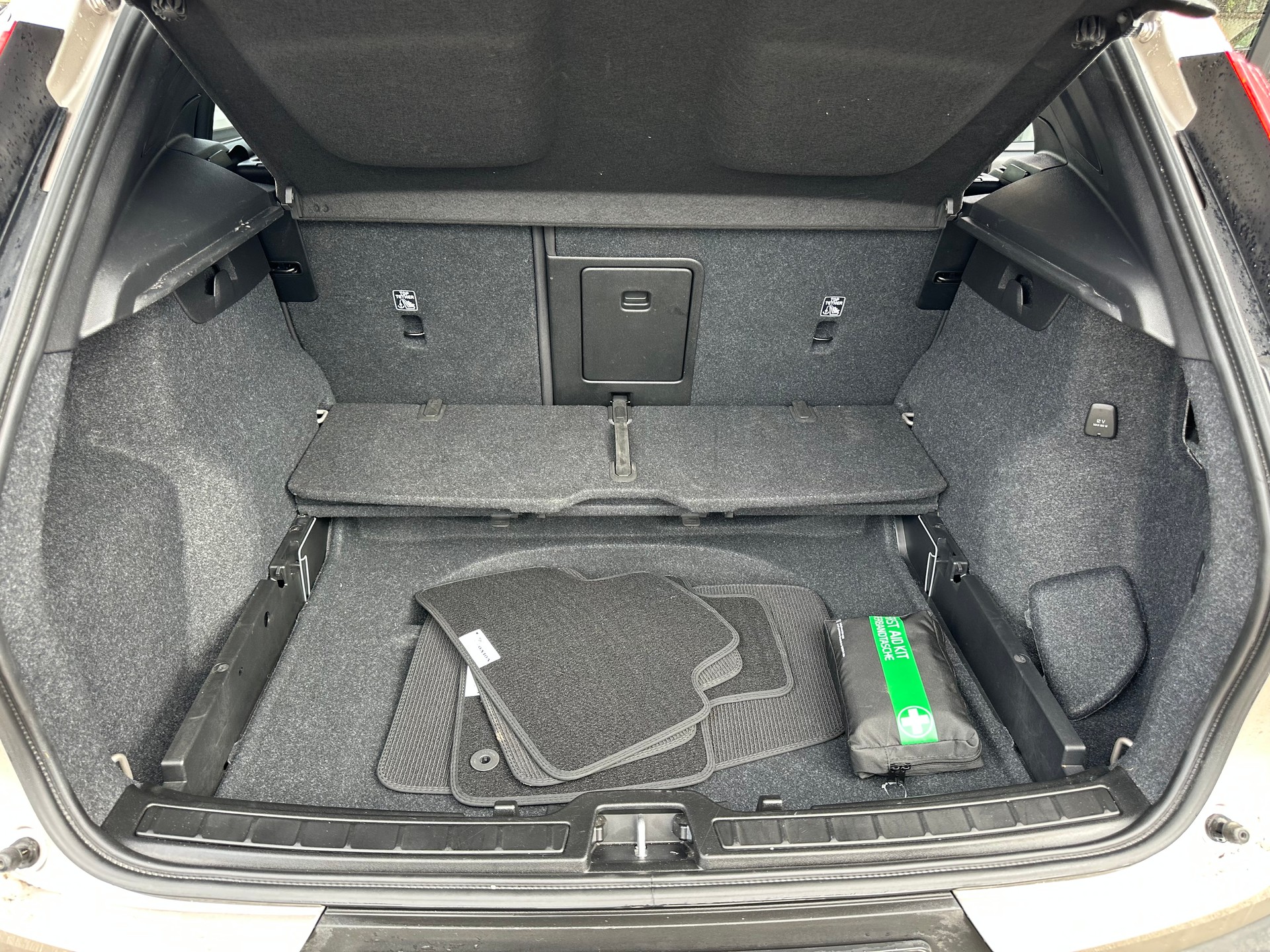 VOLVO XC40 B3 Benzin Mild Hybrid Plus Dark DCT-image-4