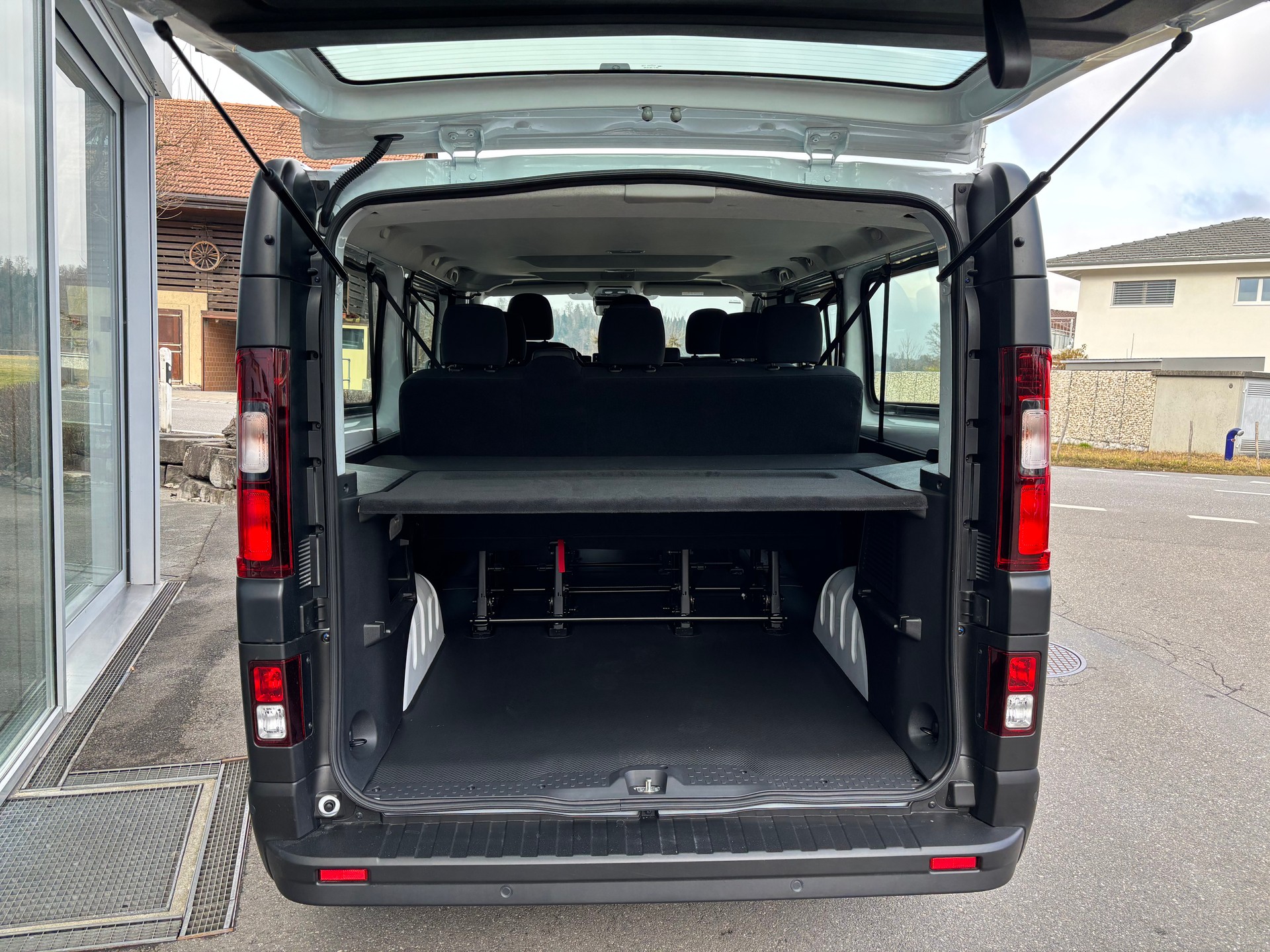 NISSAN Primastar 150 3.0L2H1 N-Connecta 9 Plätze-image-4