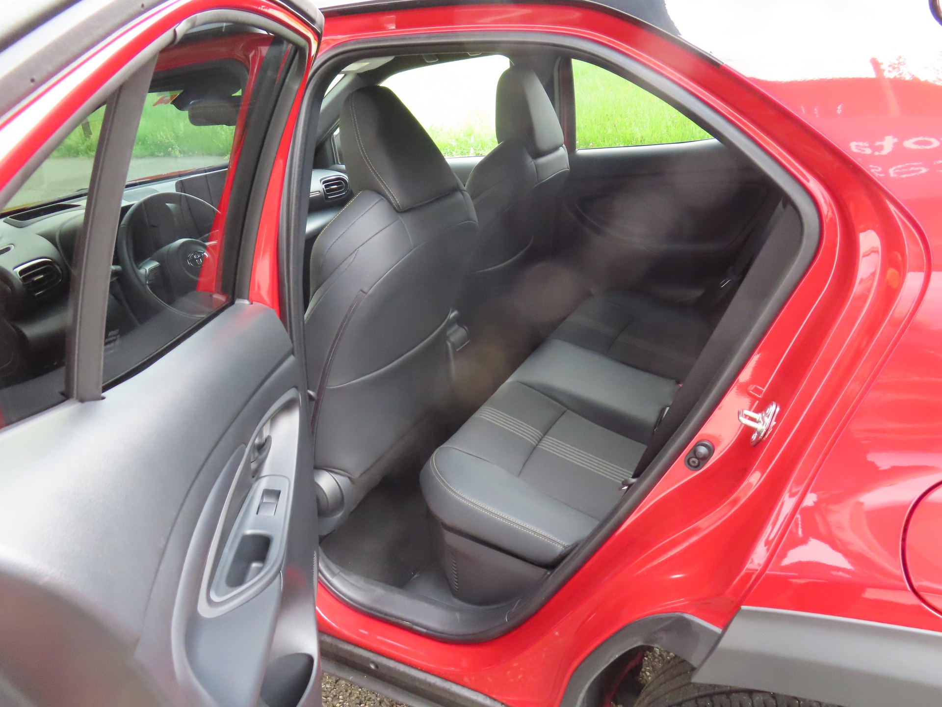 TOYOTA Yaris Cross 1.5 VVT-i HSD Adventure AWD-i-image-6