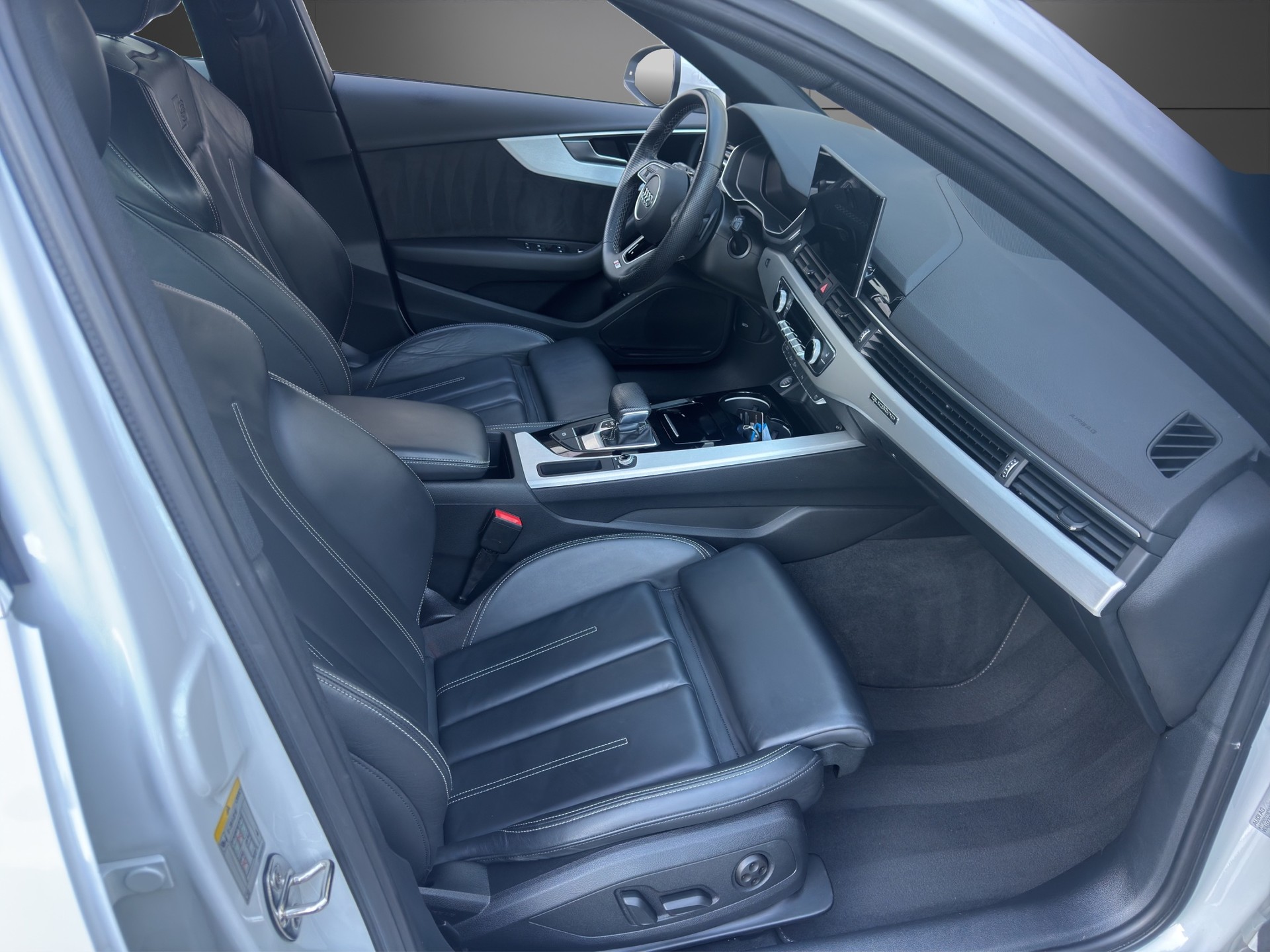 AUDI A4 Avant 40 TDI S line quattro S-tronic-image-12
