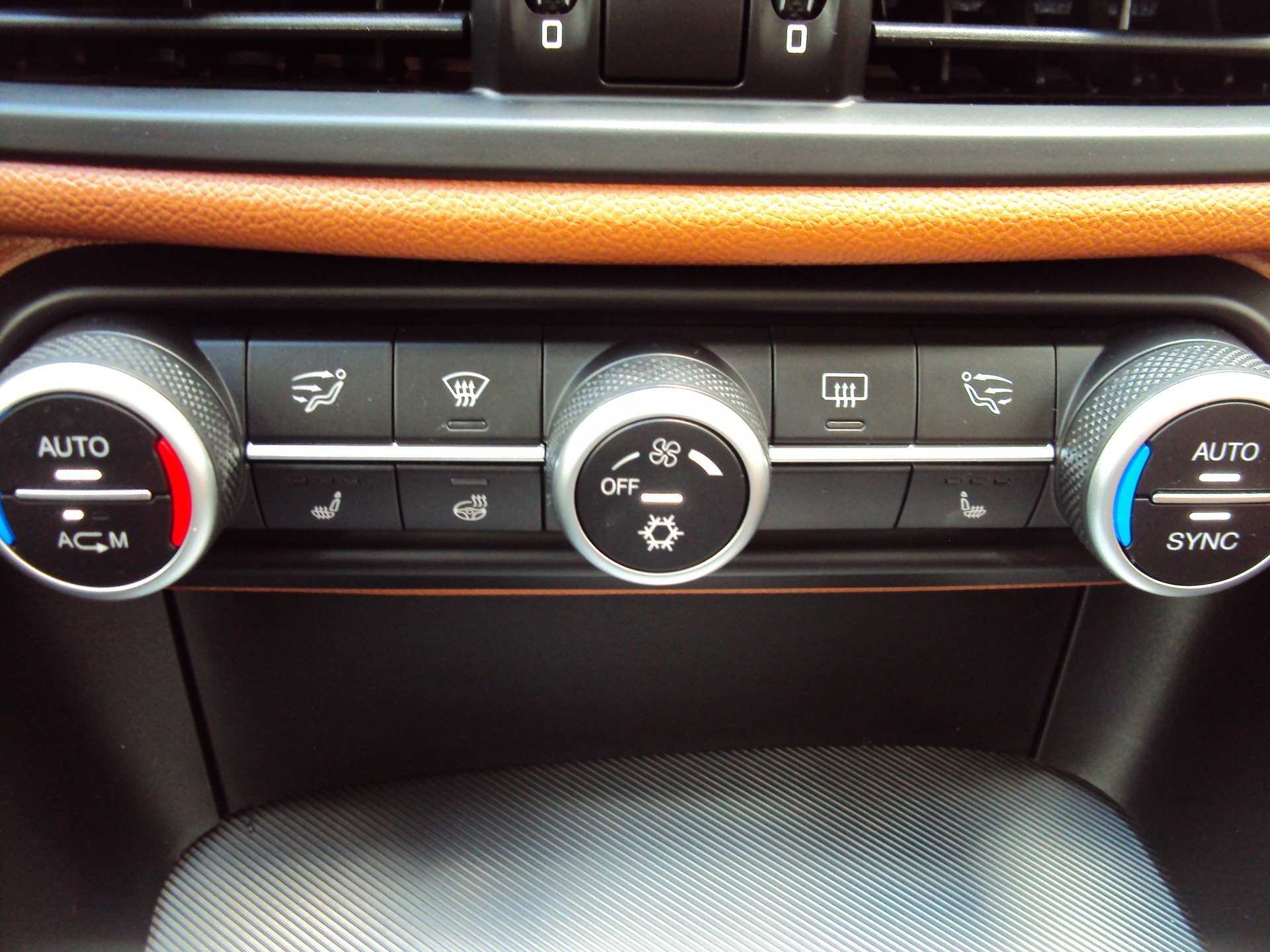 ALFA ROMEO Giulia 2.2 JTDM Veloce Q4 Automatic-image-12