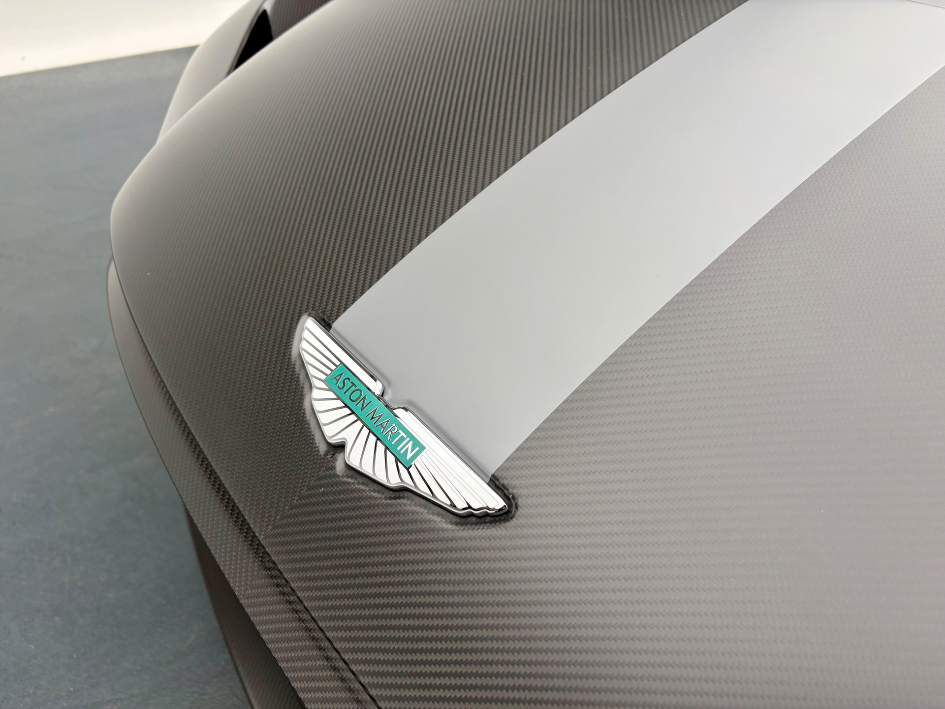 ASTON MARTIN Valour-showroom-element-2