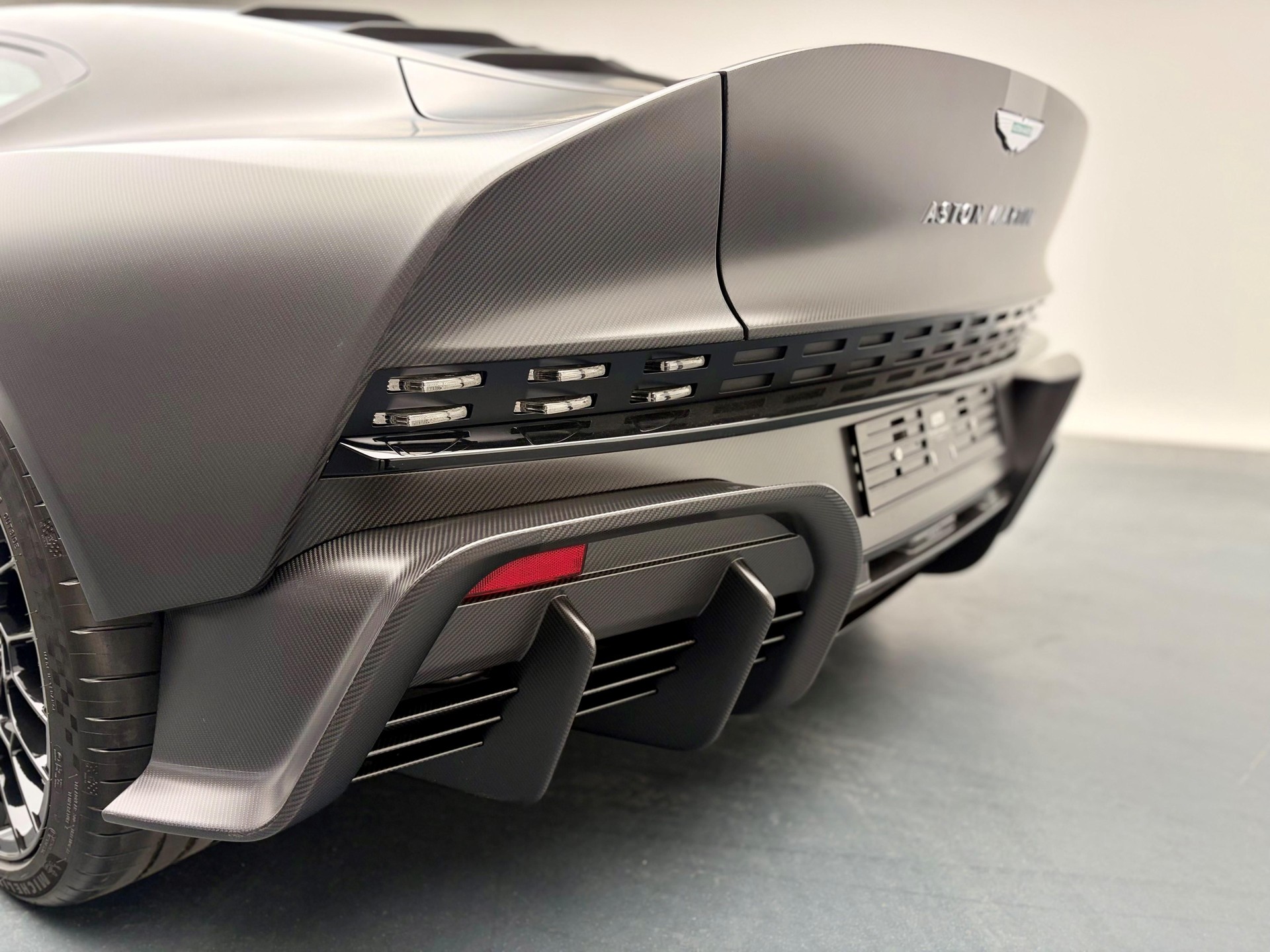 ASTON MARTIN Valour-image-33