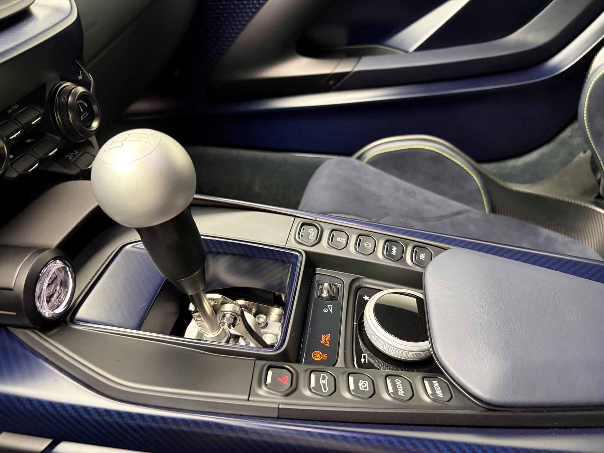 ASTON MARTIN Valour-image-17