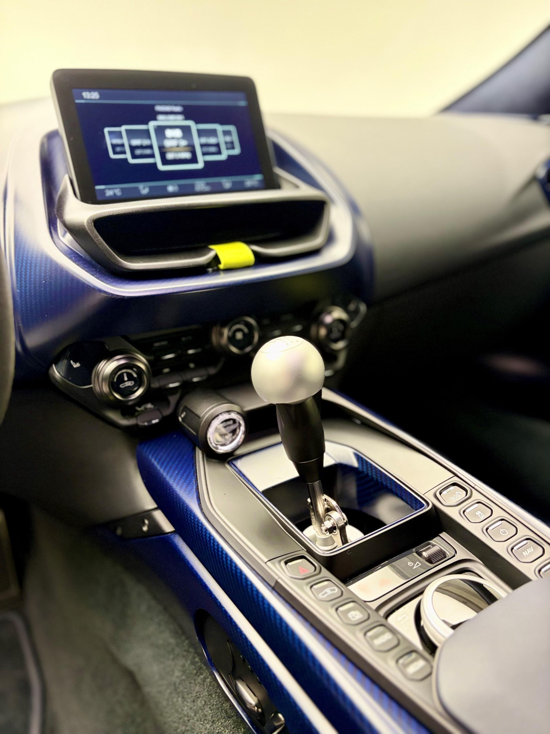 ASTON MARTIN Valour-image-13