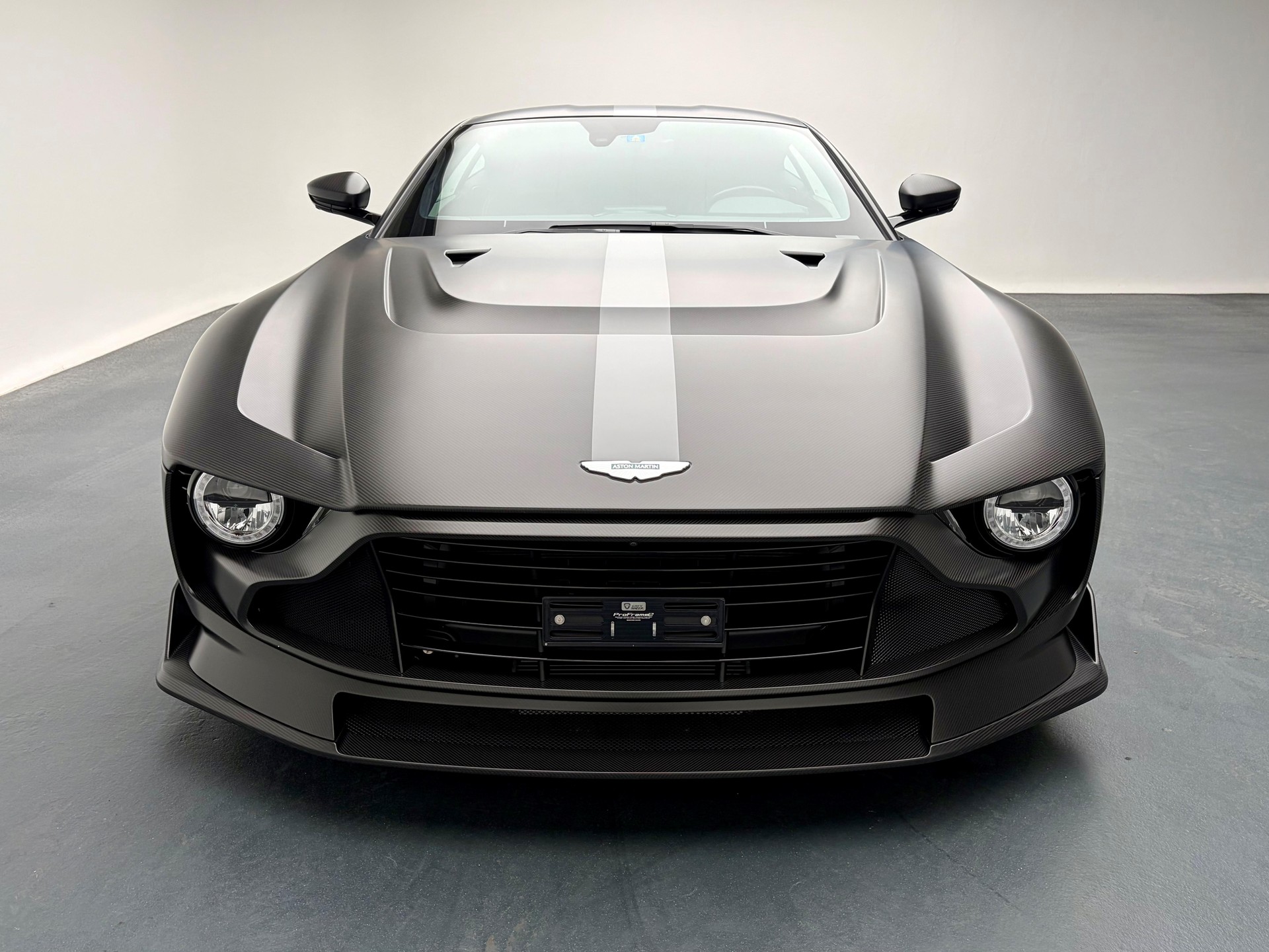 ASTON MARTIN Valour-showroom-element-3