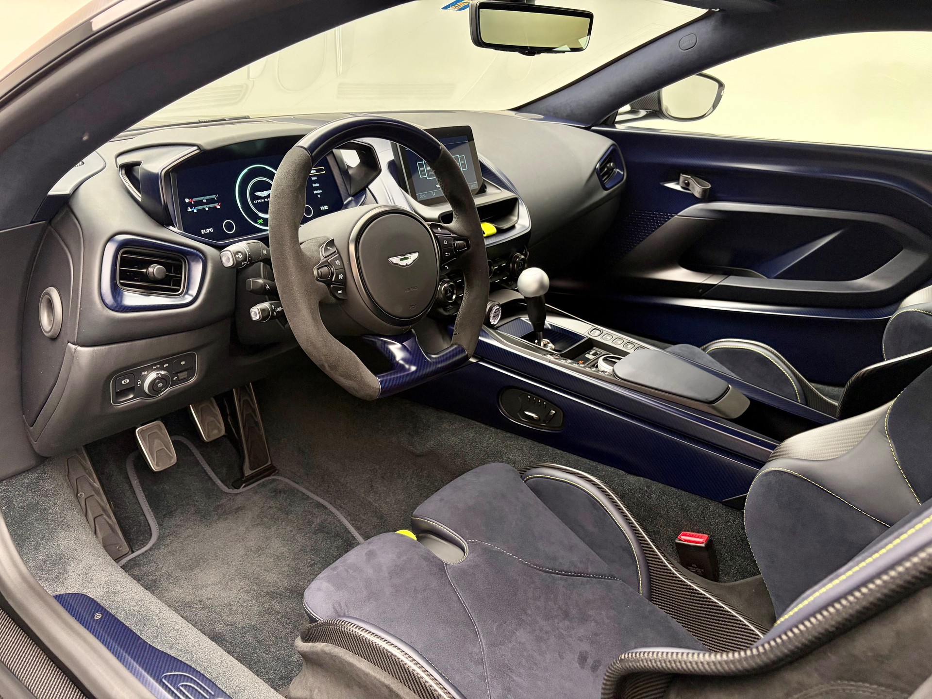 ASTON MARTIN Valour-image-9