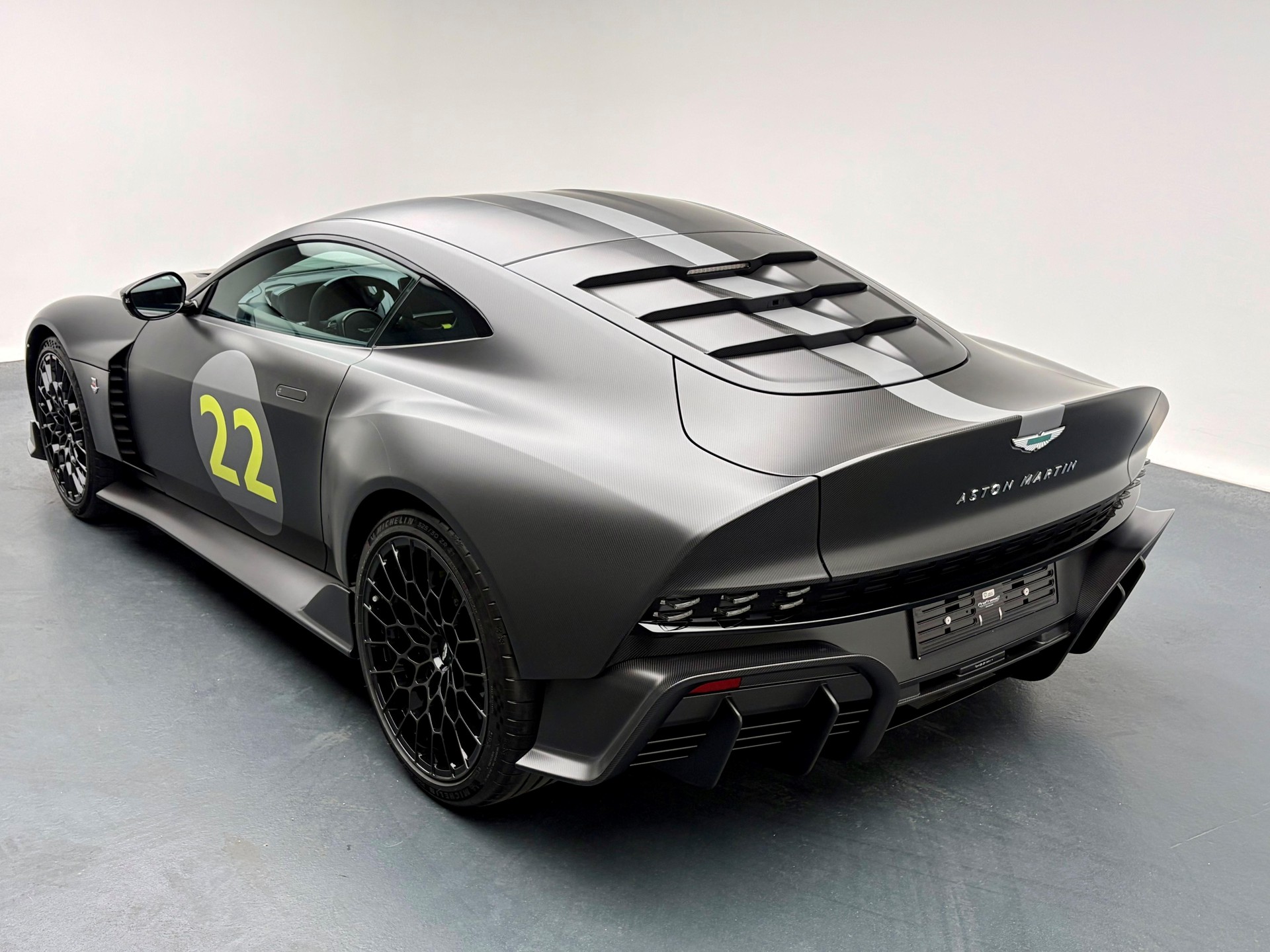 ASTON MARTIN Valour-image-5