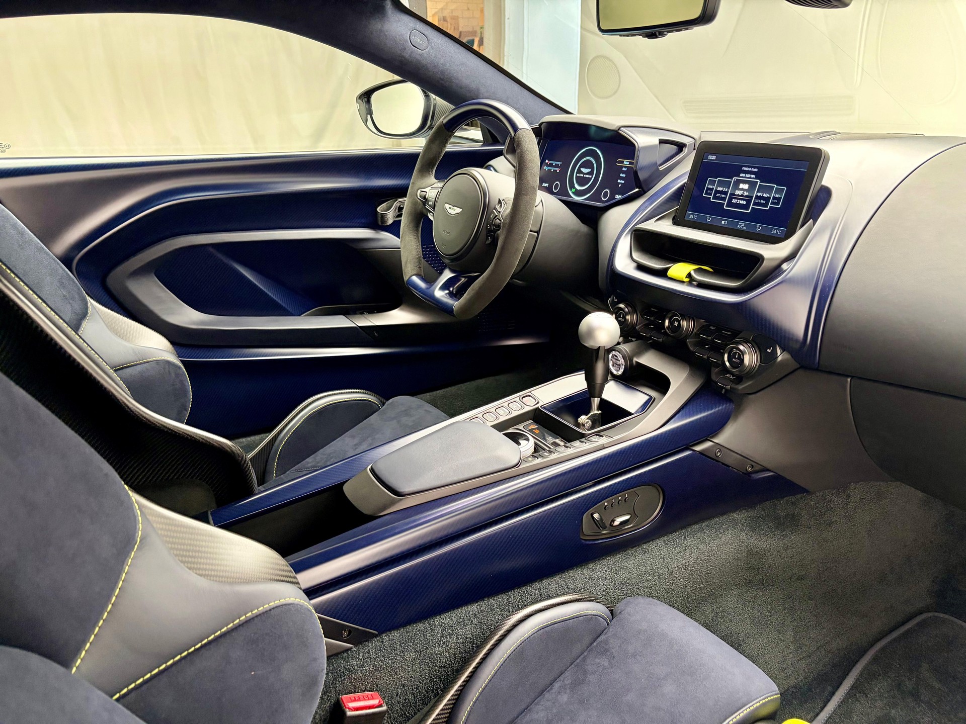 ASTON MARTIN Valour-image-14