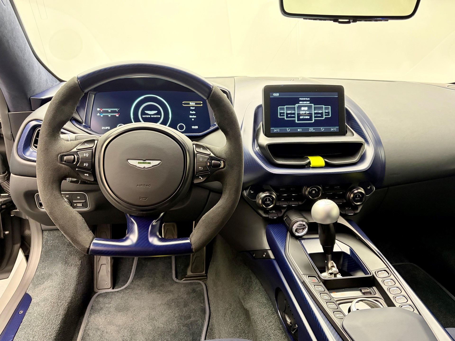 ASTON MARTIN Valour-image-8