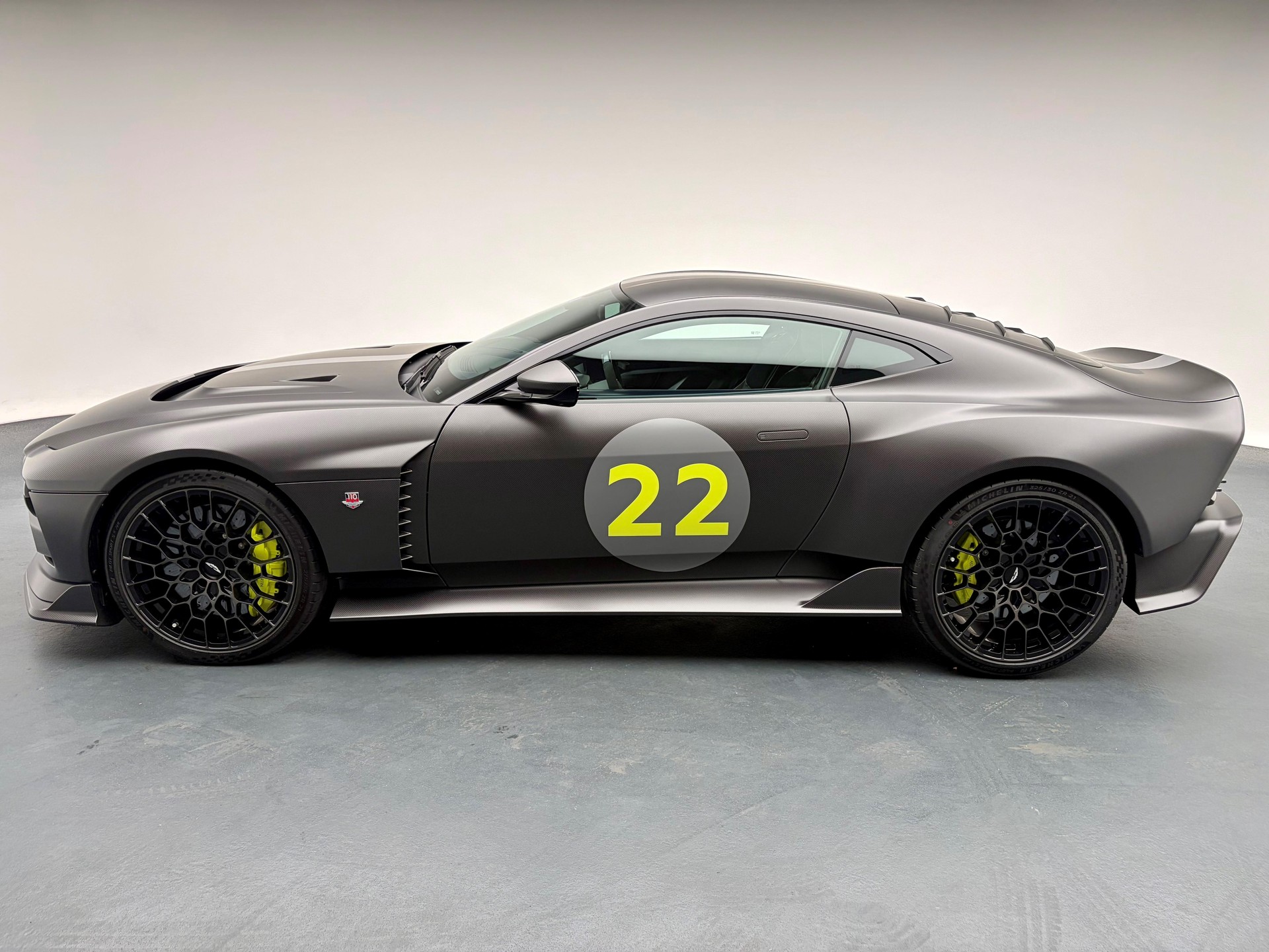 ASTON MARTIN Valour-showroom-element-1