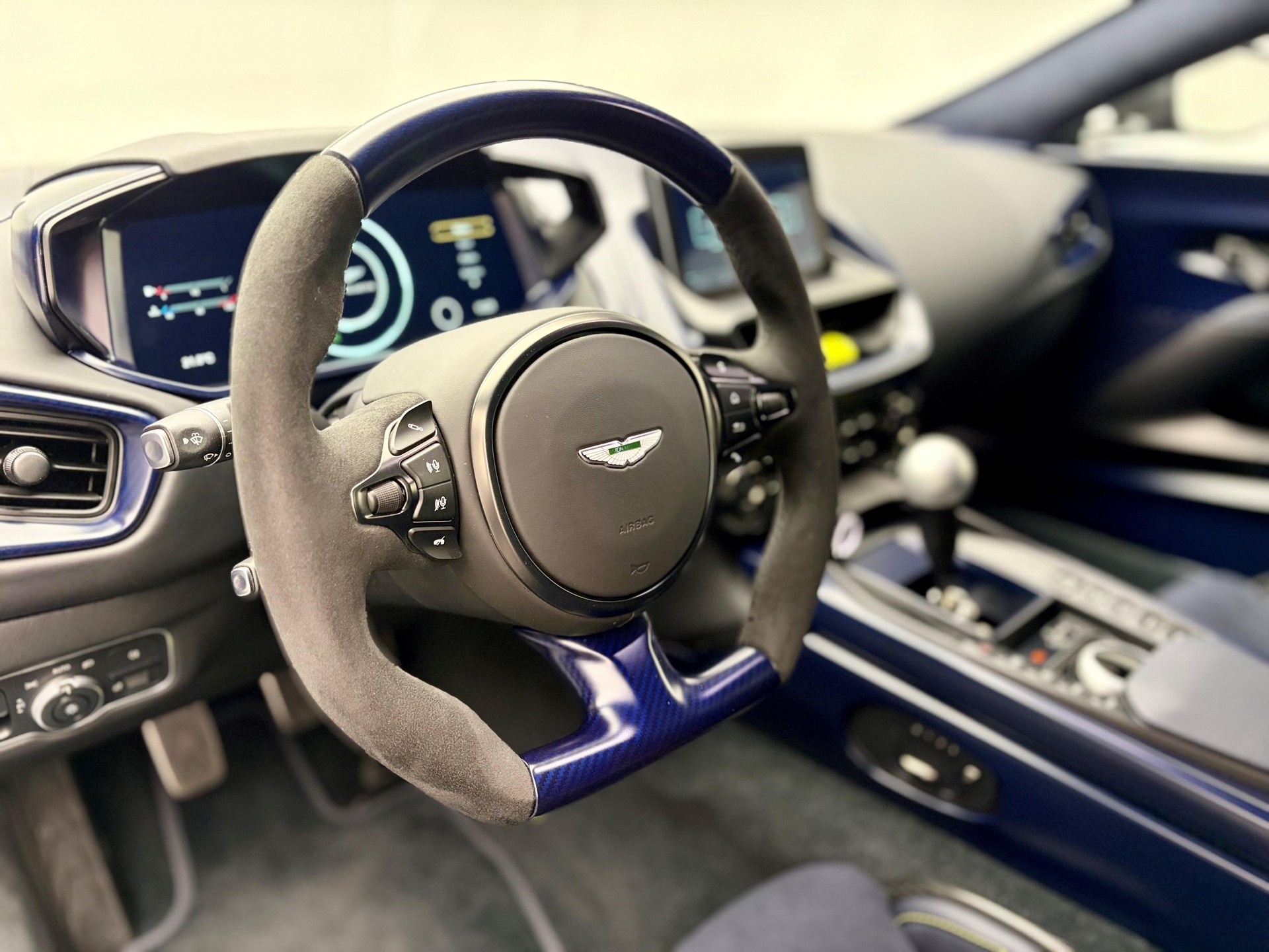 ASTON MARTIN Valour-image-12