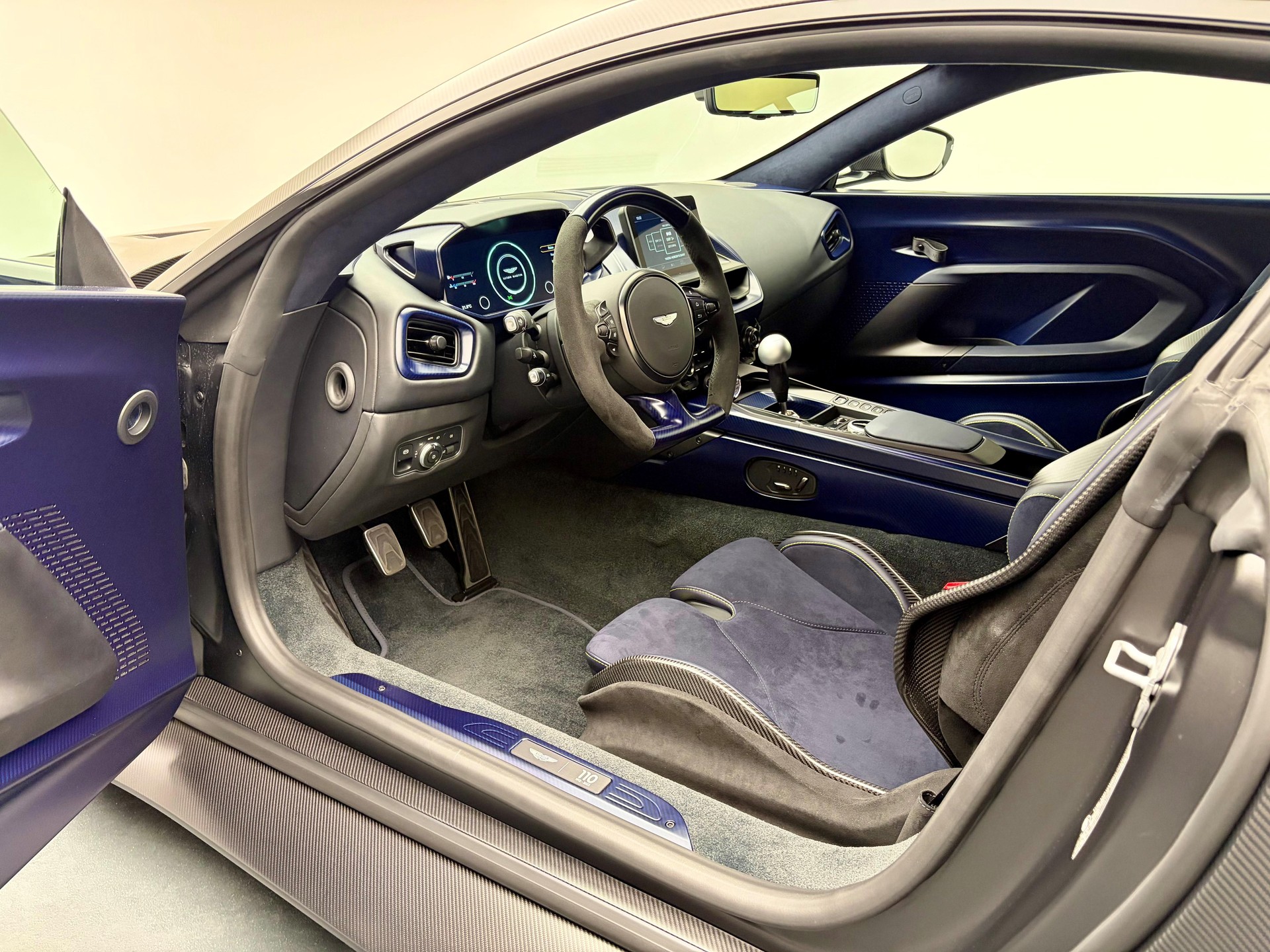 ASTON MARTIN Valour-image-7