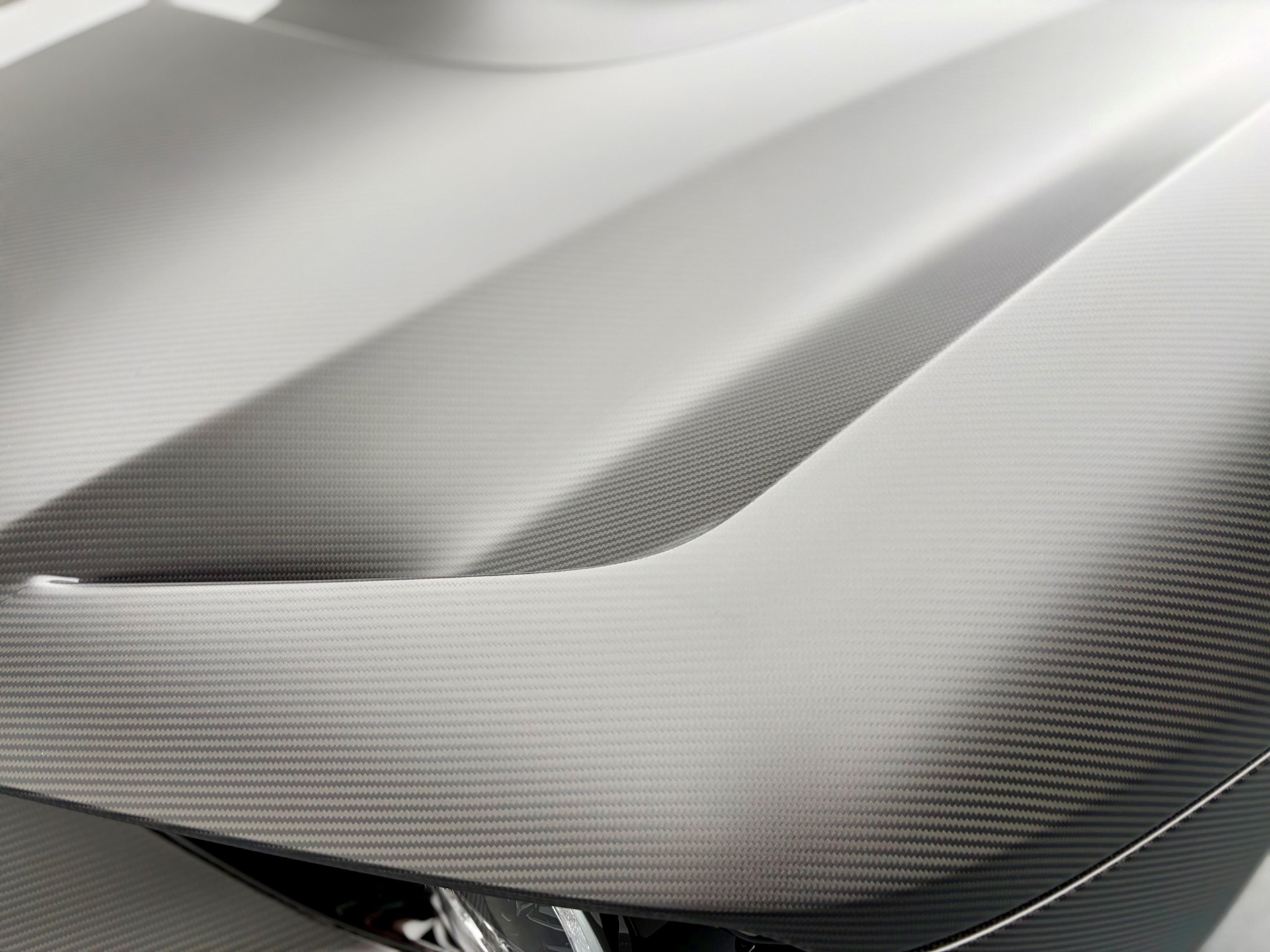 ASTON MARTIN Valour-image-6