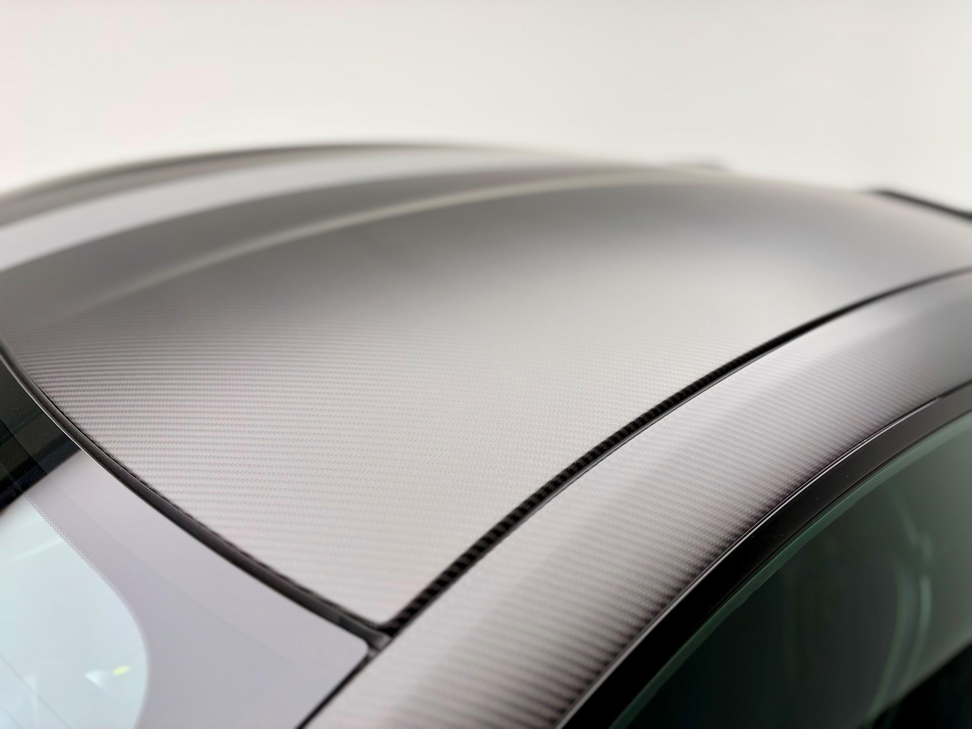 ASTON MARTIN Valour-image-31