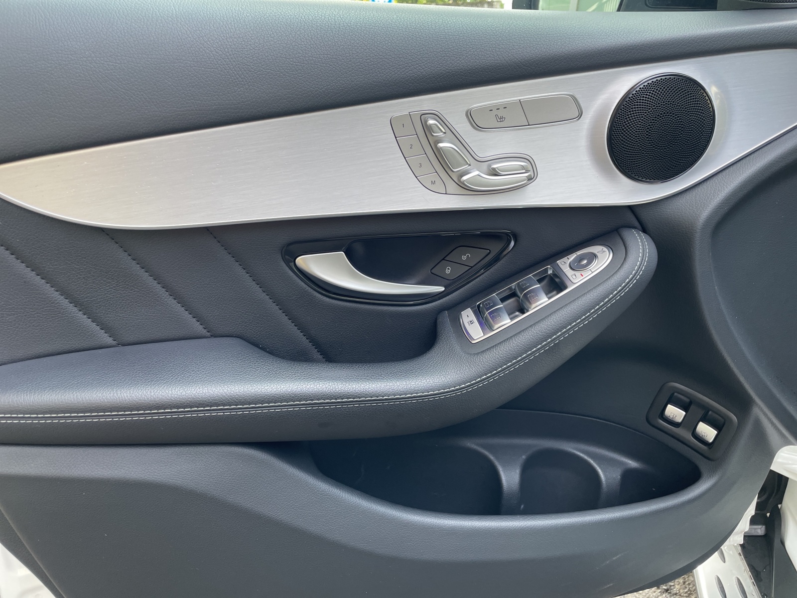 MERCEDES-BENZ GLC 300 e AMG Plus 4Matic-image-9