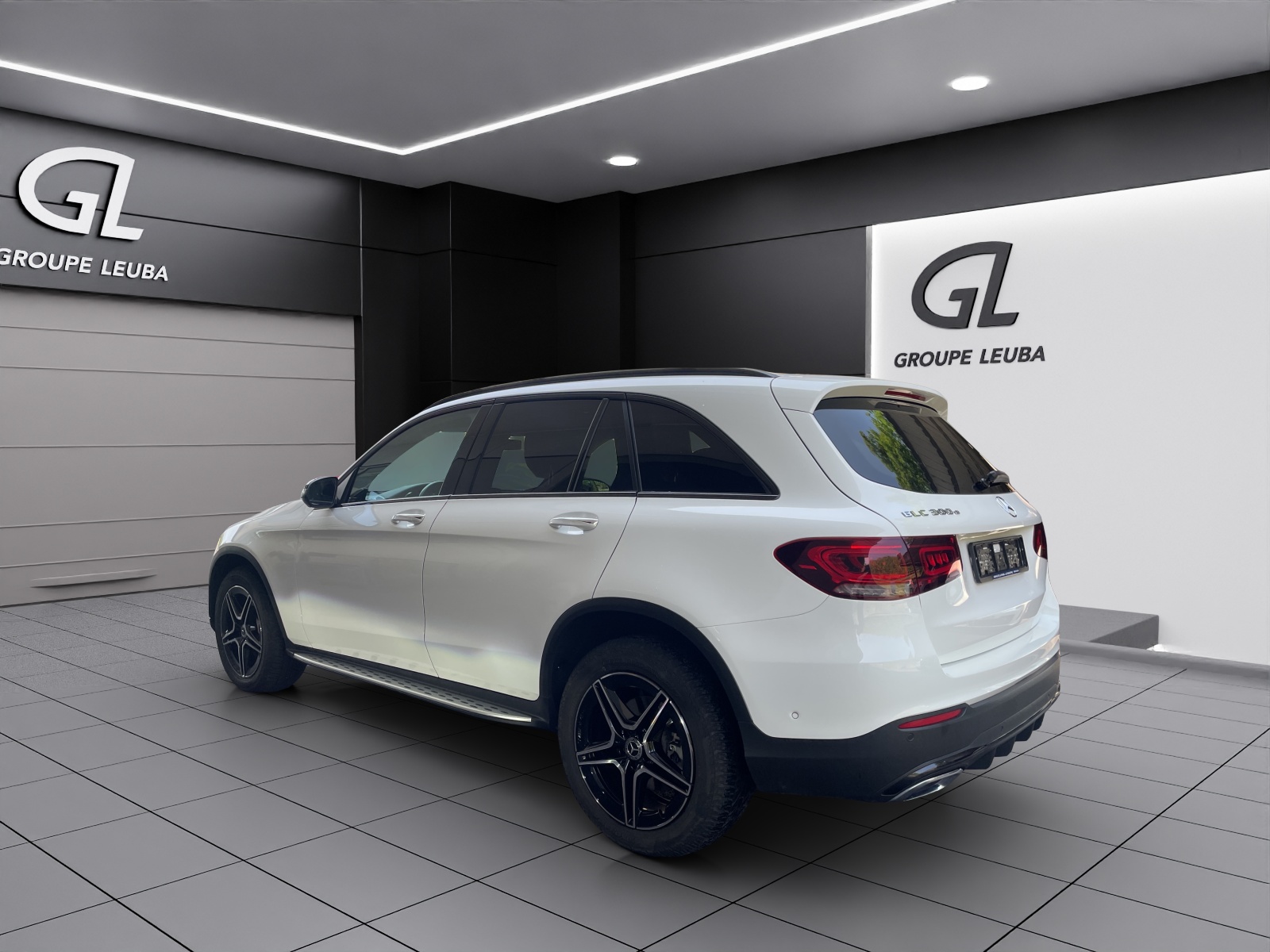 MERCEDES-BENZ GLC 300 e AMG Plus 4Matic-showroom-element-3