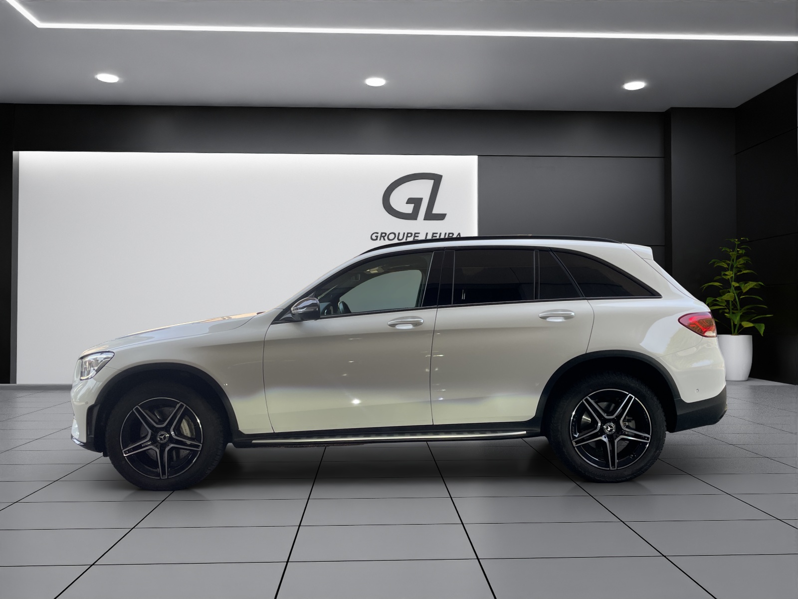 MERCEDES-BENZ GLC 300 e AMG Plus 4Matic-showroom-element-2