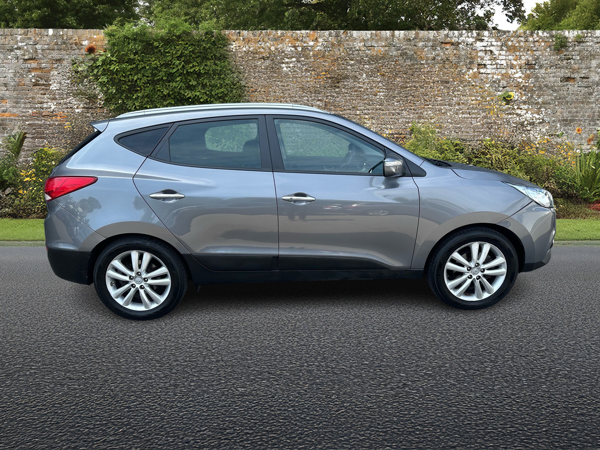 HYUNDAI iX 35 2.0 CRDi Premium 4WD Automatic-image-5