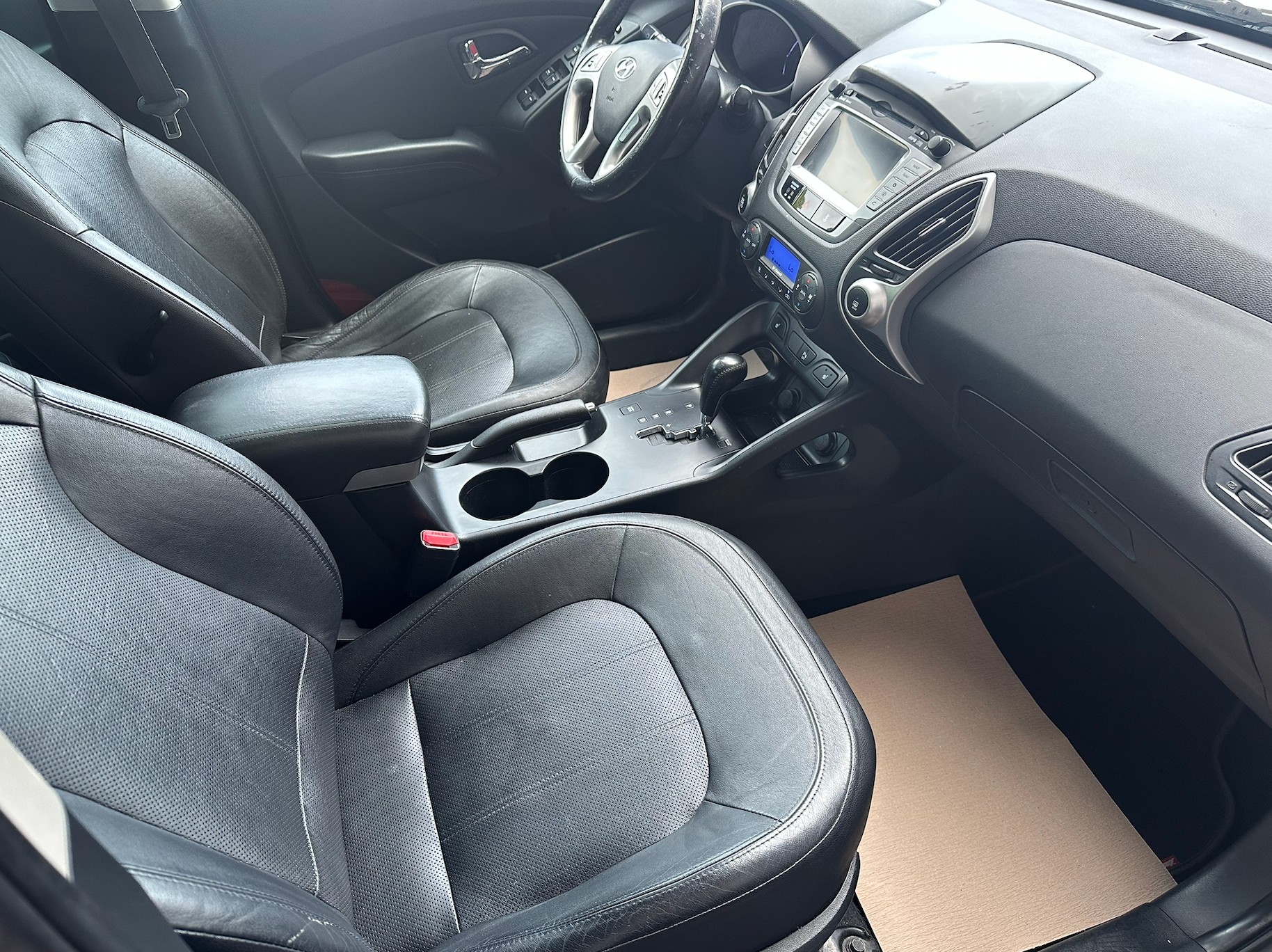 HYUNDAI iX 35 2.0 CRDi Premium 4WD Automatic-image-12