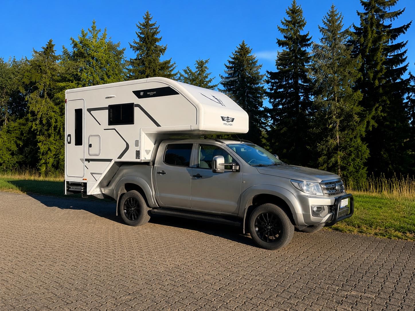 TOYOTA Hilux 3.0 4WD Sol Premium mit Kabine Revolux Ultra Light 2.5