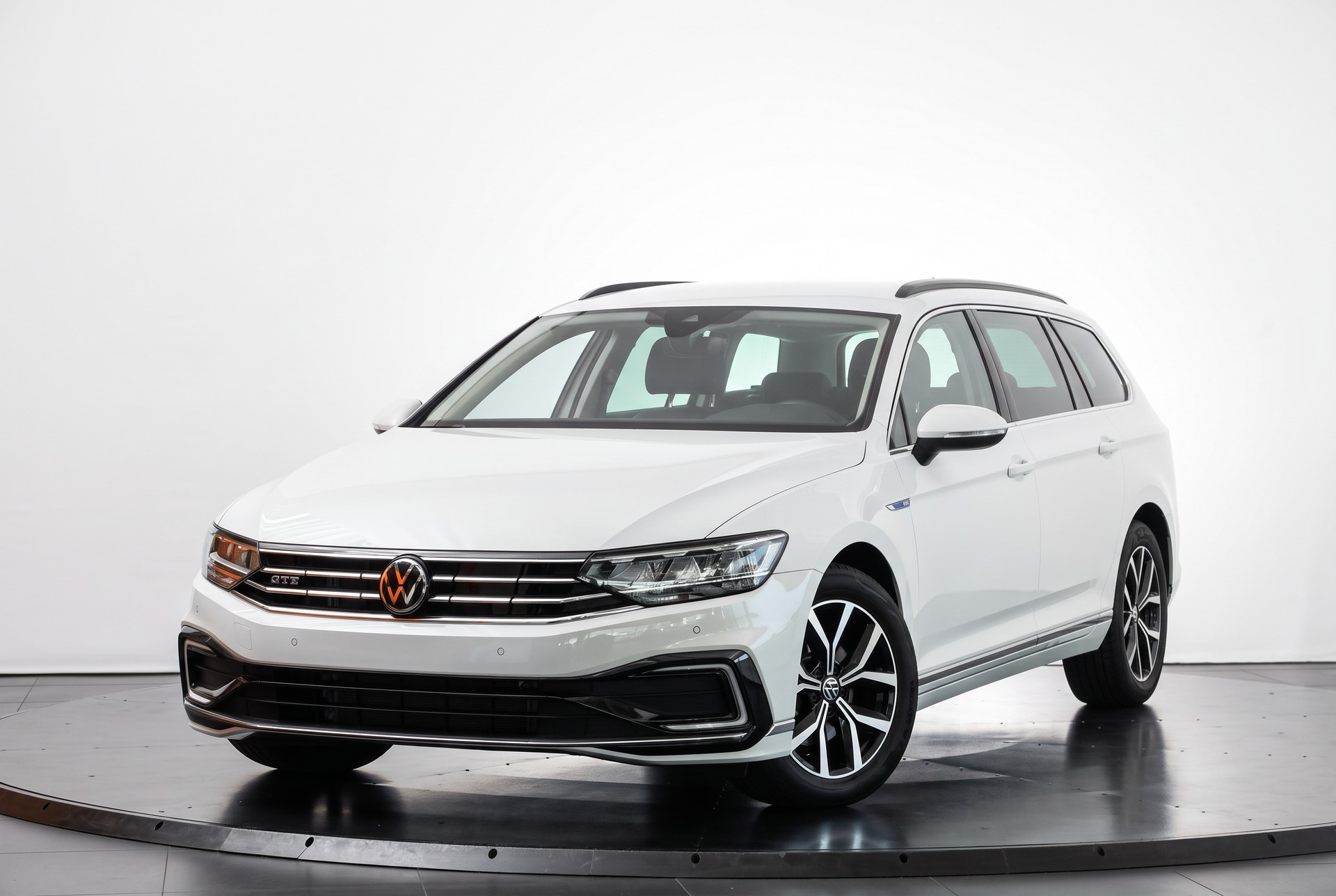 VW Passat Variant 1.4 TSI GTE Hybrid DSG * Attelage * Discover Pro-showroom-element-3