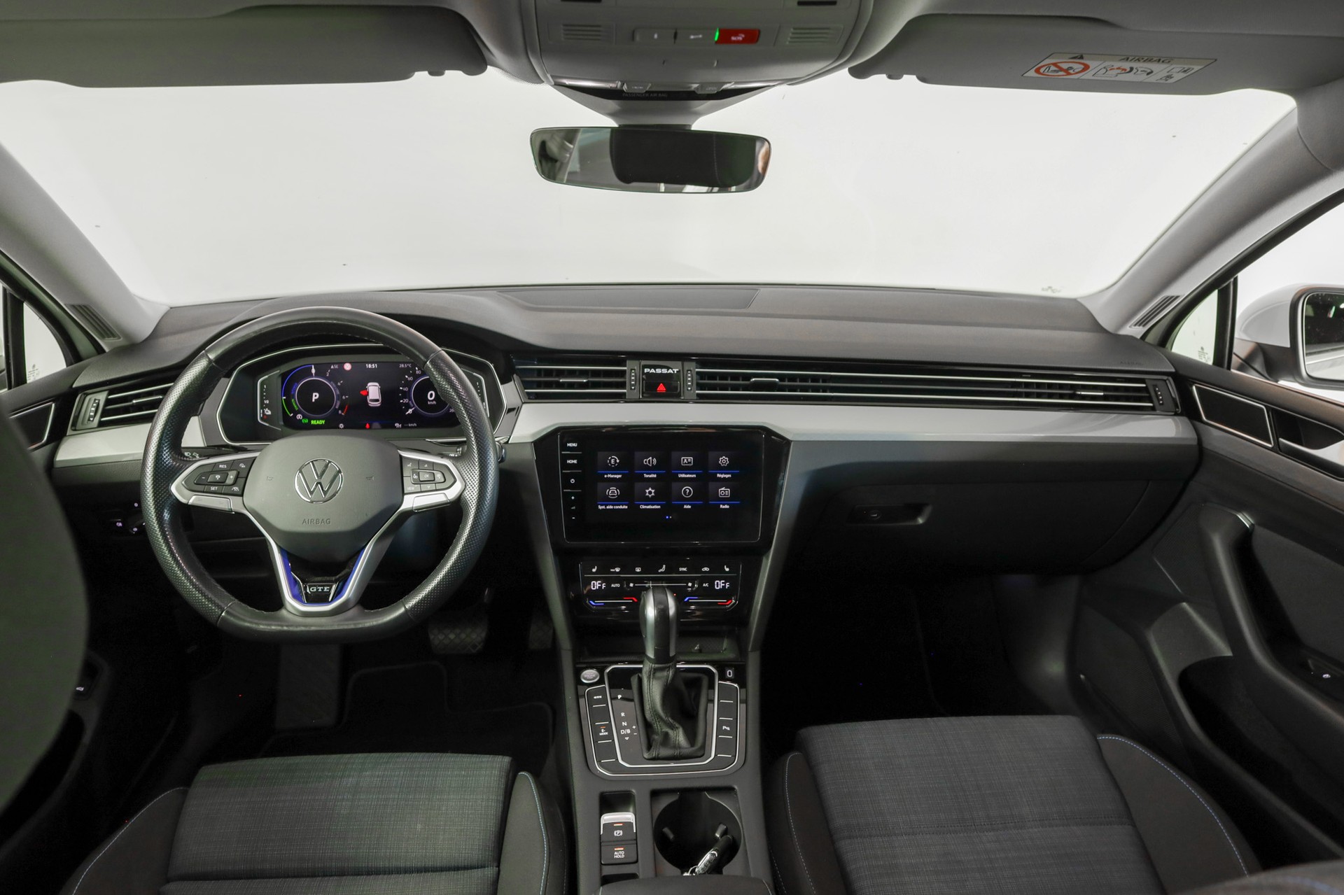 VW Passat Variant 1.4 TSI GTE Hybrid DSG * Attelage * Discover Pro-image-11